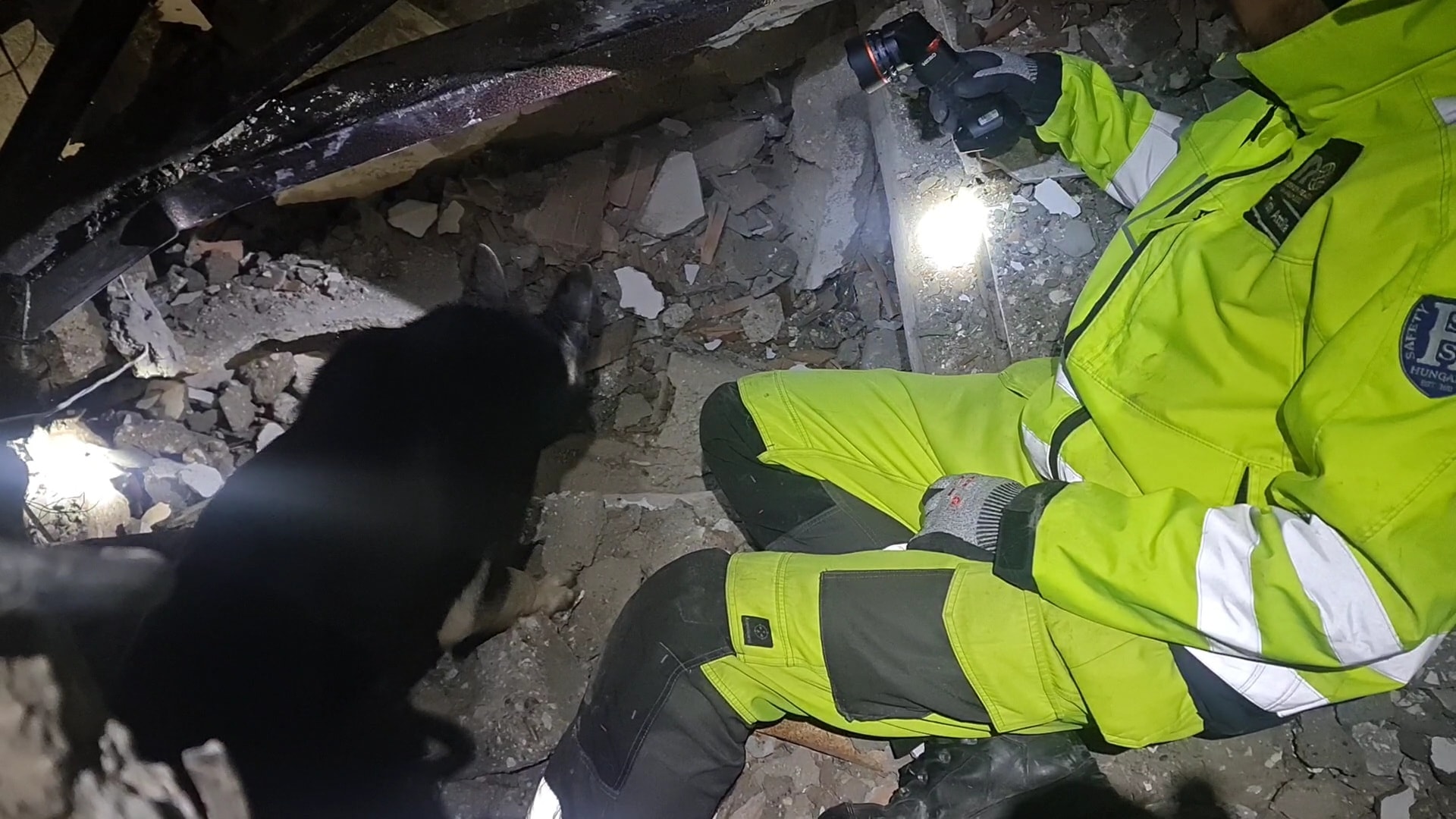 Videón mutatja a mentőszolgálat, hogyan találták meg a romok alatt rekedt édesanyát
