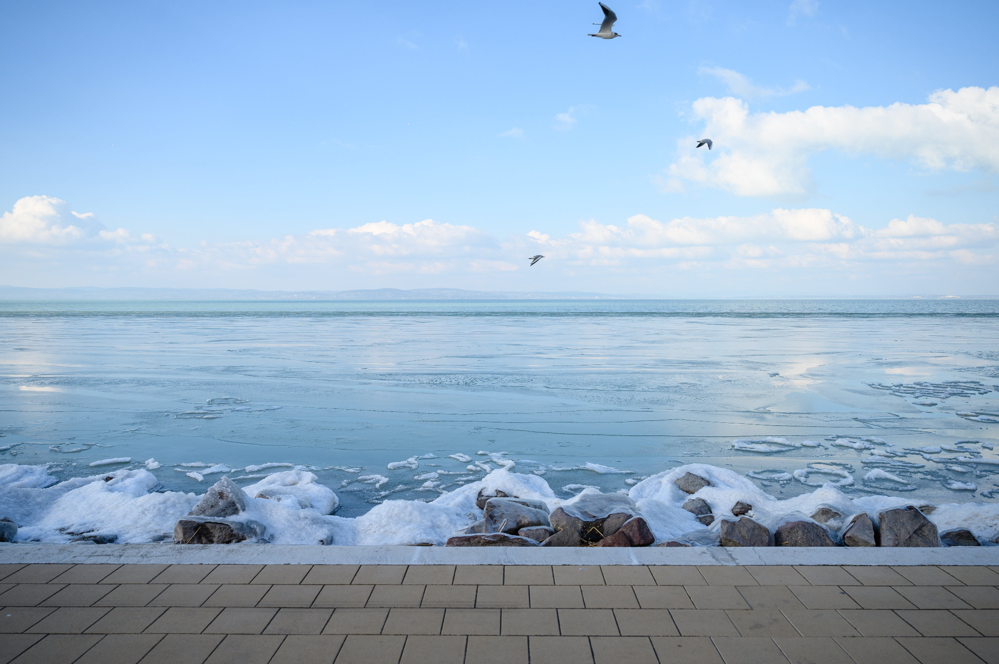Életveszélyes a Balaton jegére merészkedni 