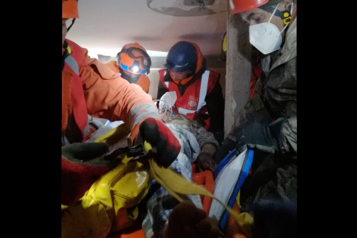 Nyolc méteres járaton át hozott ki egy 17 éves lányt a romok alól a Karitász mentőmisszió Törökországban