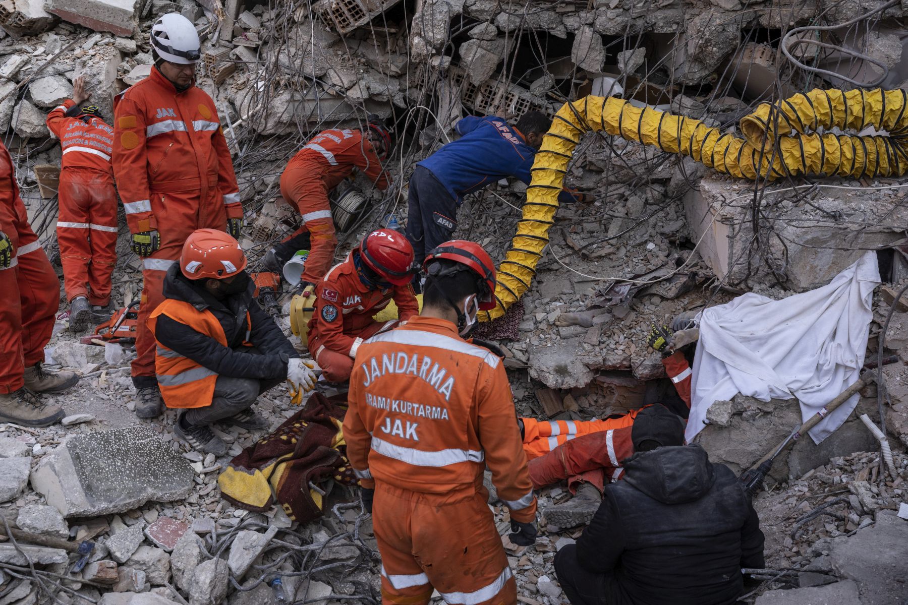 Már több mint 33 ezer halottja van a földrengésnek