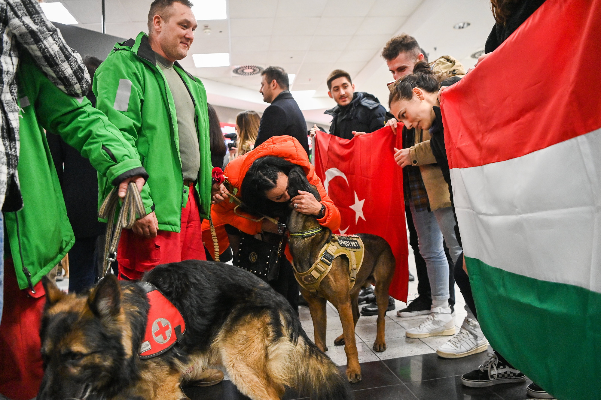 Kimerülten érkeztek vissza a magyar mentőcsapatok Törökországból