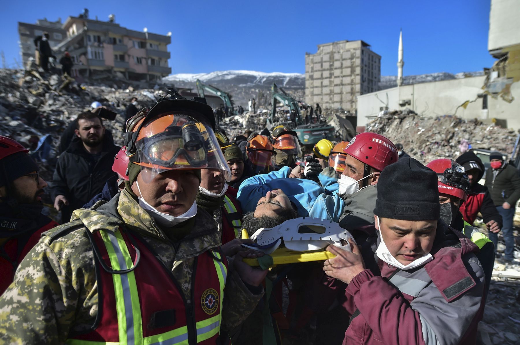 A földrengés utáni 8. napon is találtak túlélőt a mentőcsapatok