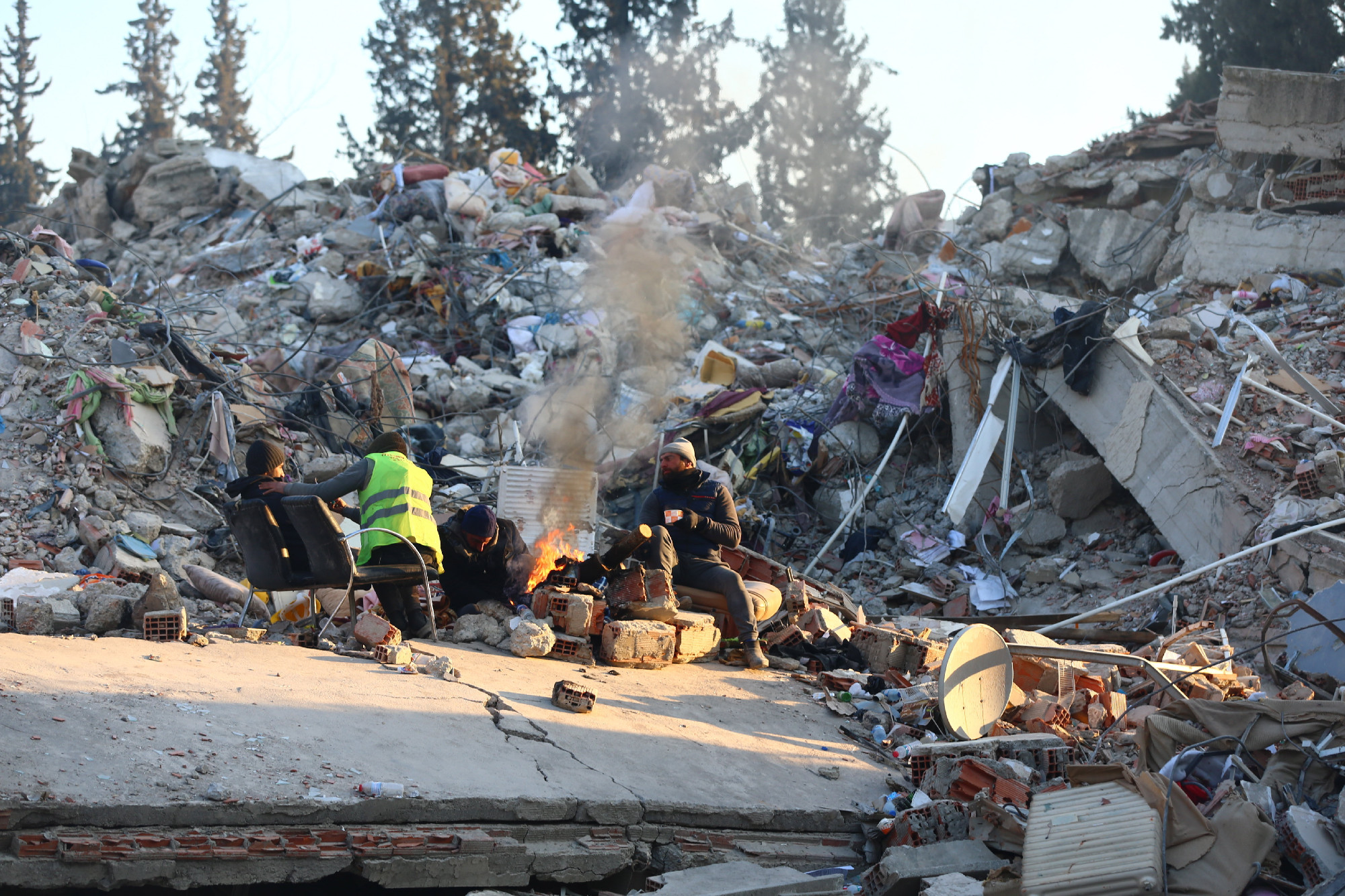 Egy héttel a földrengés után is találnak még túlélőket