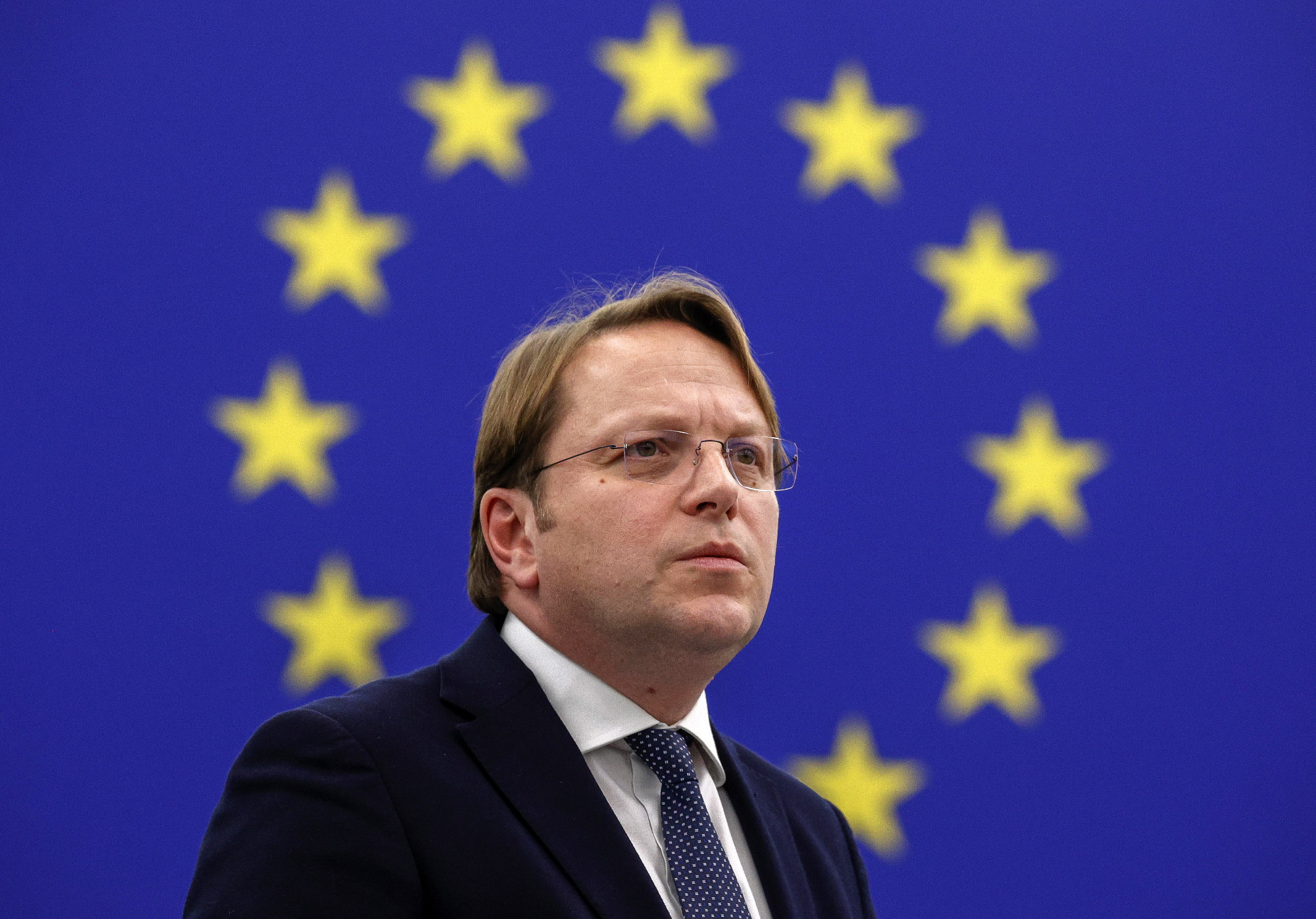 DK: Bekapcsolva felejtett mikrofonba hülyézte le Várhelyi Olivér magyar EU-biztos az EP-képviselőket 