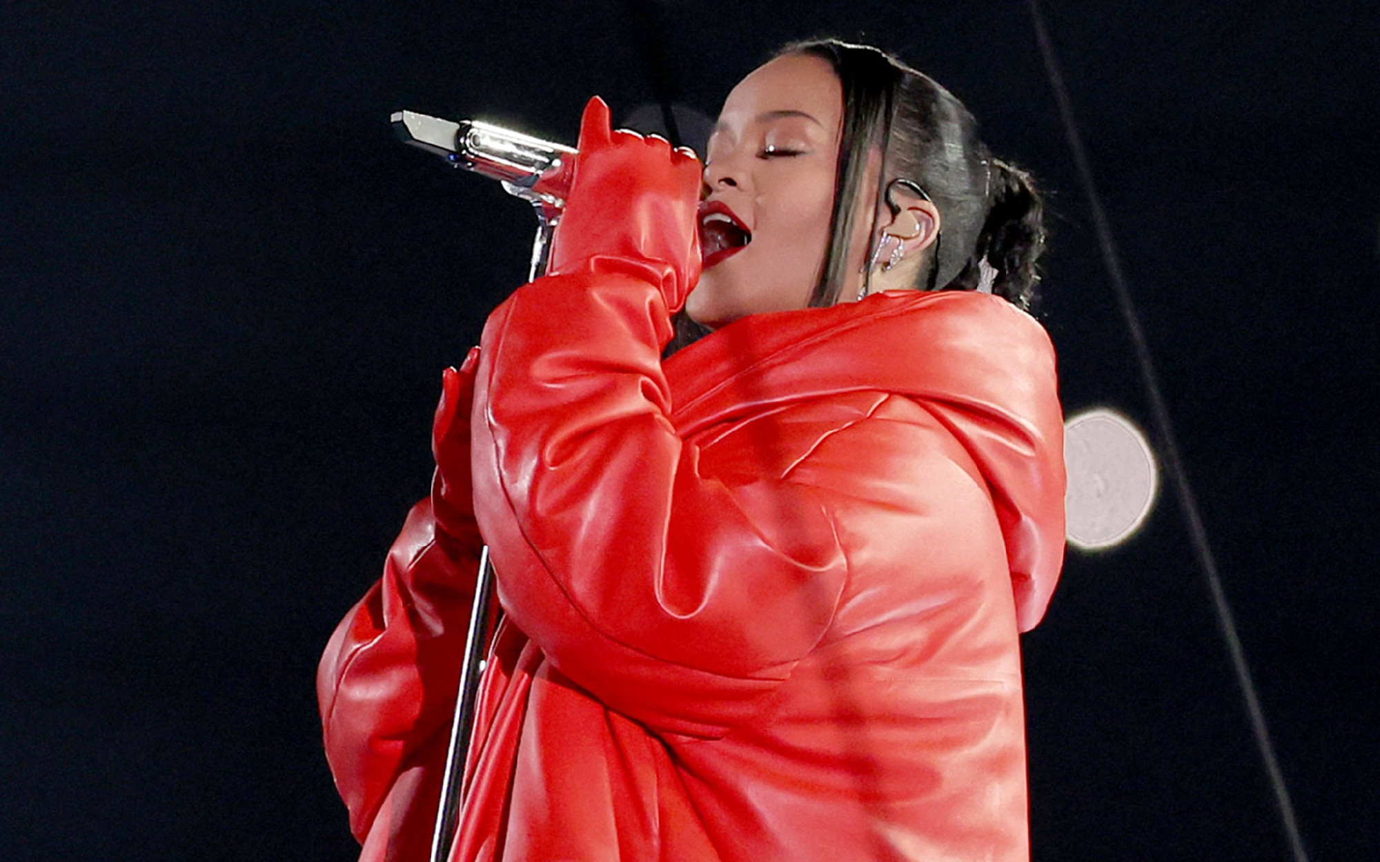 Rihanna pécsi kesztyűt viselt a Super Bowl-koncert közben