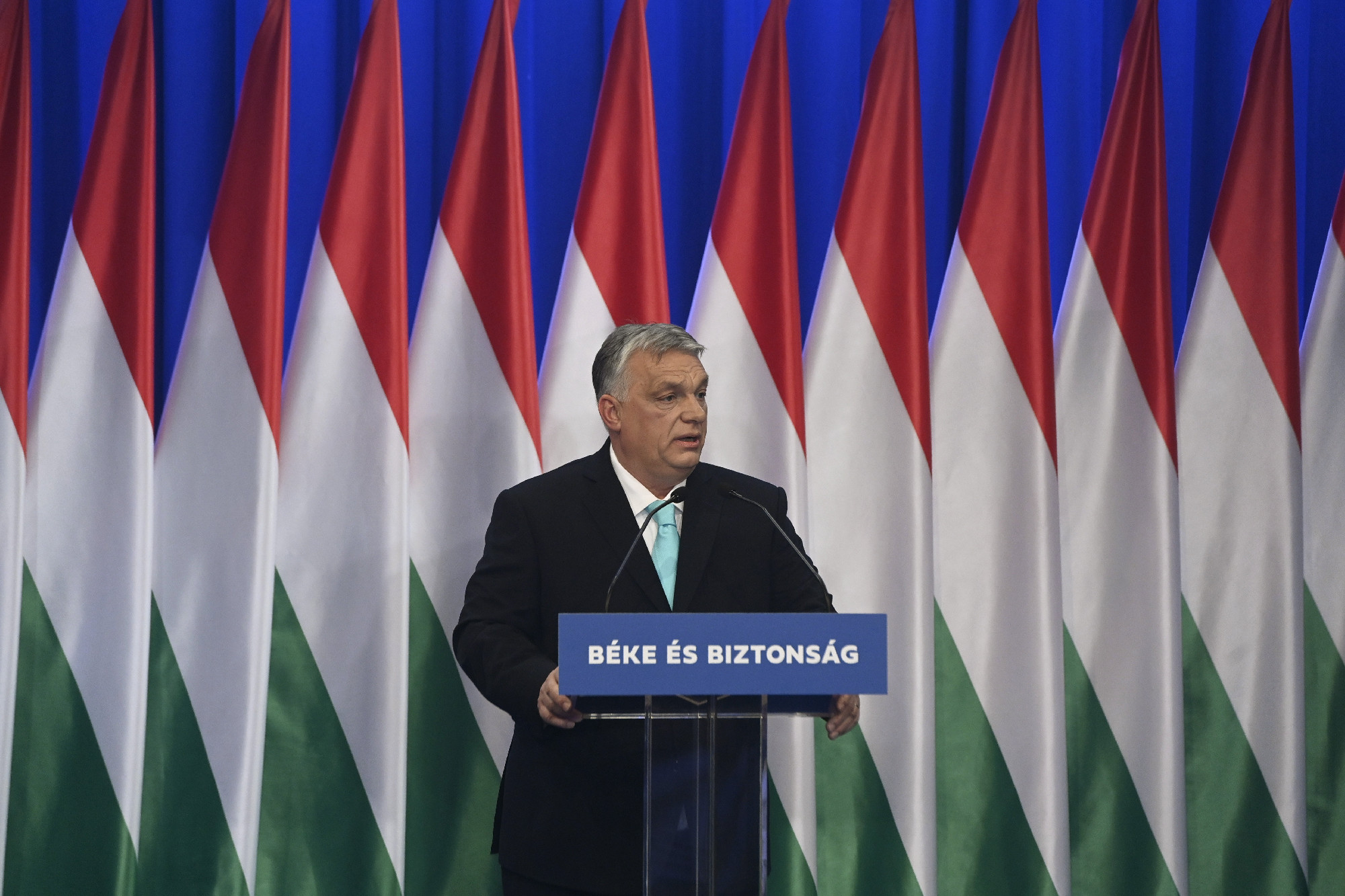 Orbán Viktor harcol, Magyarország fizet