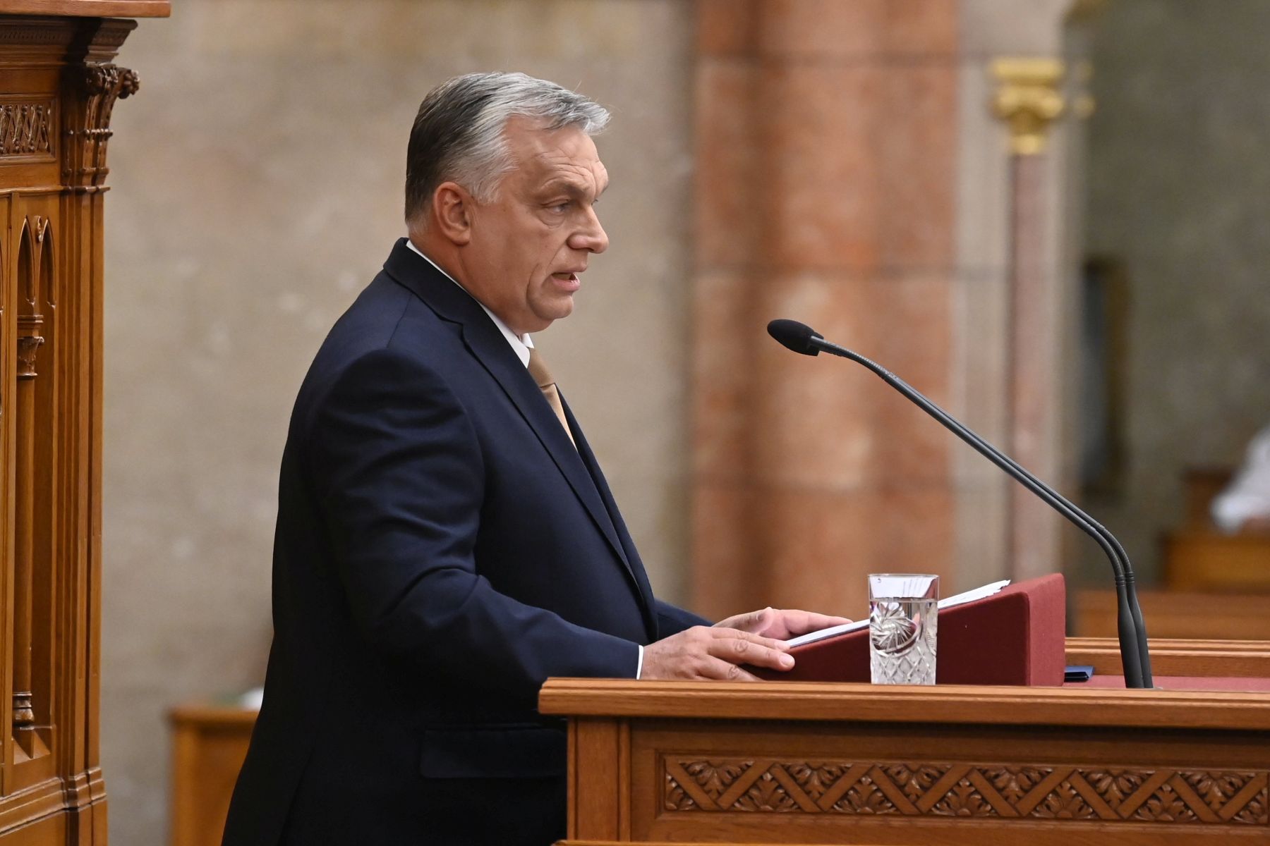 Azt mondják, hogy az inflációról és az akkumulátorgyárakról kellene beszélnie Orbán Viktornak