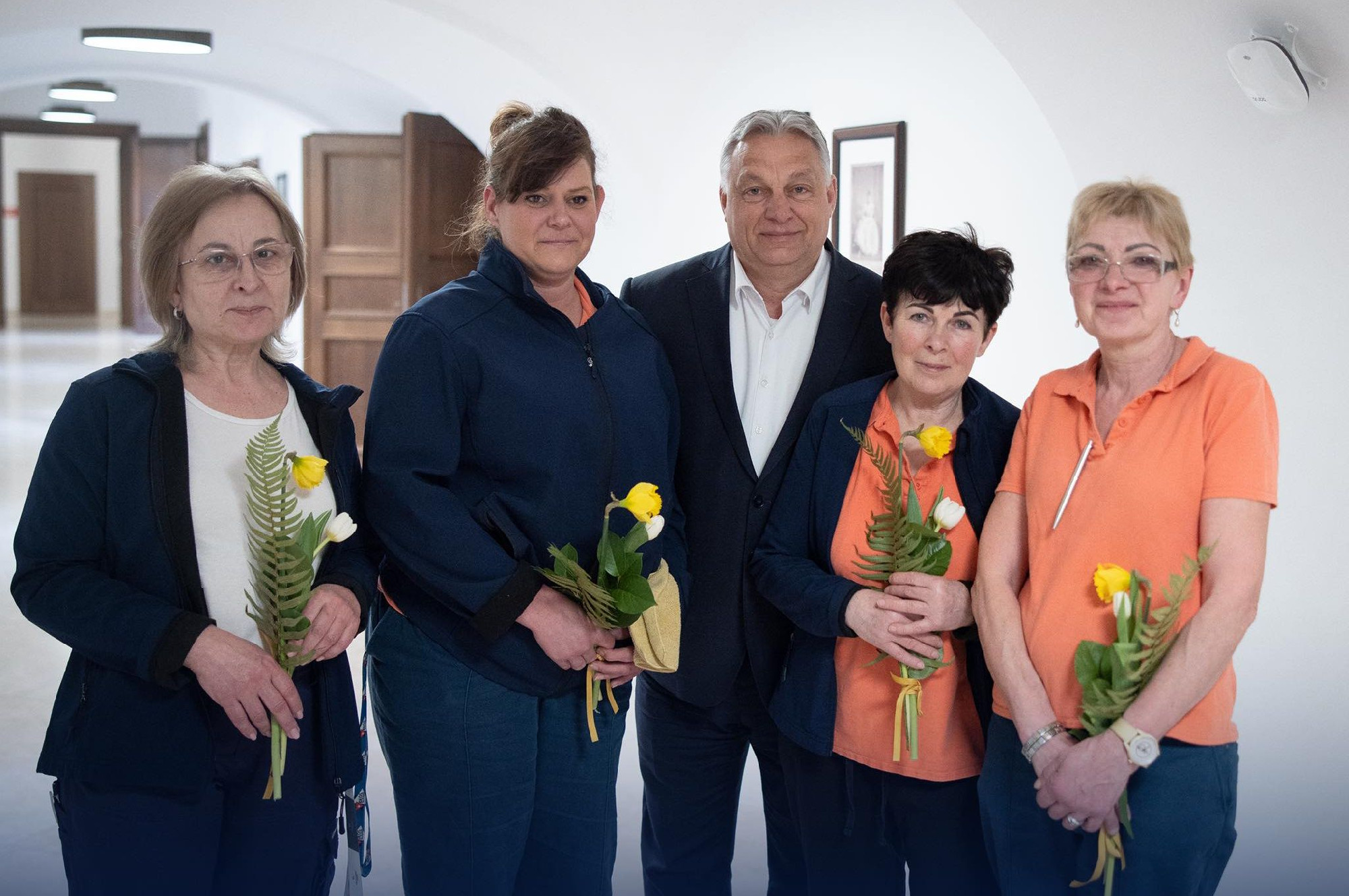 „Tisztaságért felelős hölgyekkel” fotózkodott Orbán Viktor