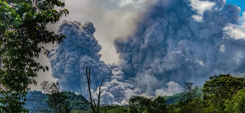 Videókon, ahogy újból kitört Indonézia legaktívabb vulkánja, a Merapi 