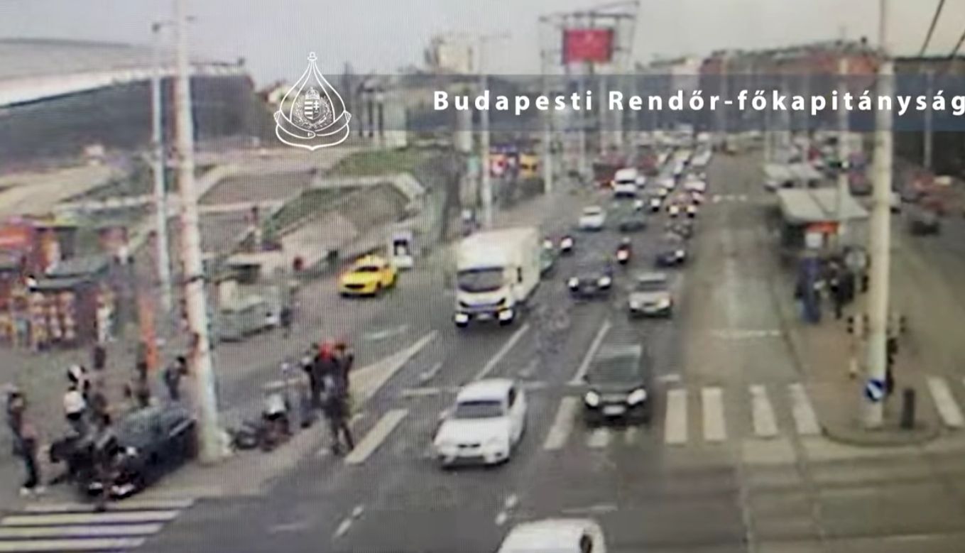Rendőrségi videón, ahogy gyalogosok közé hajt egy autó a Hungárián