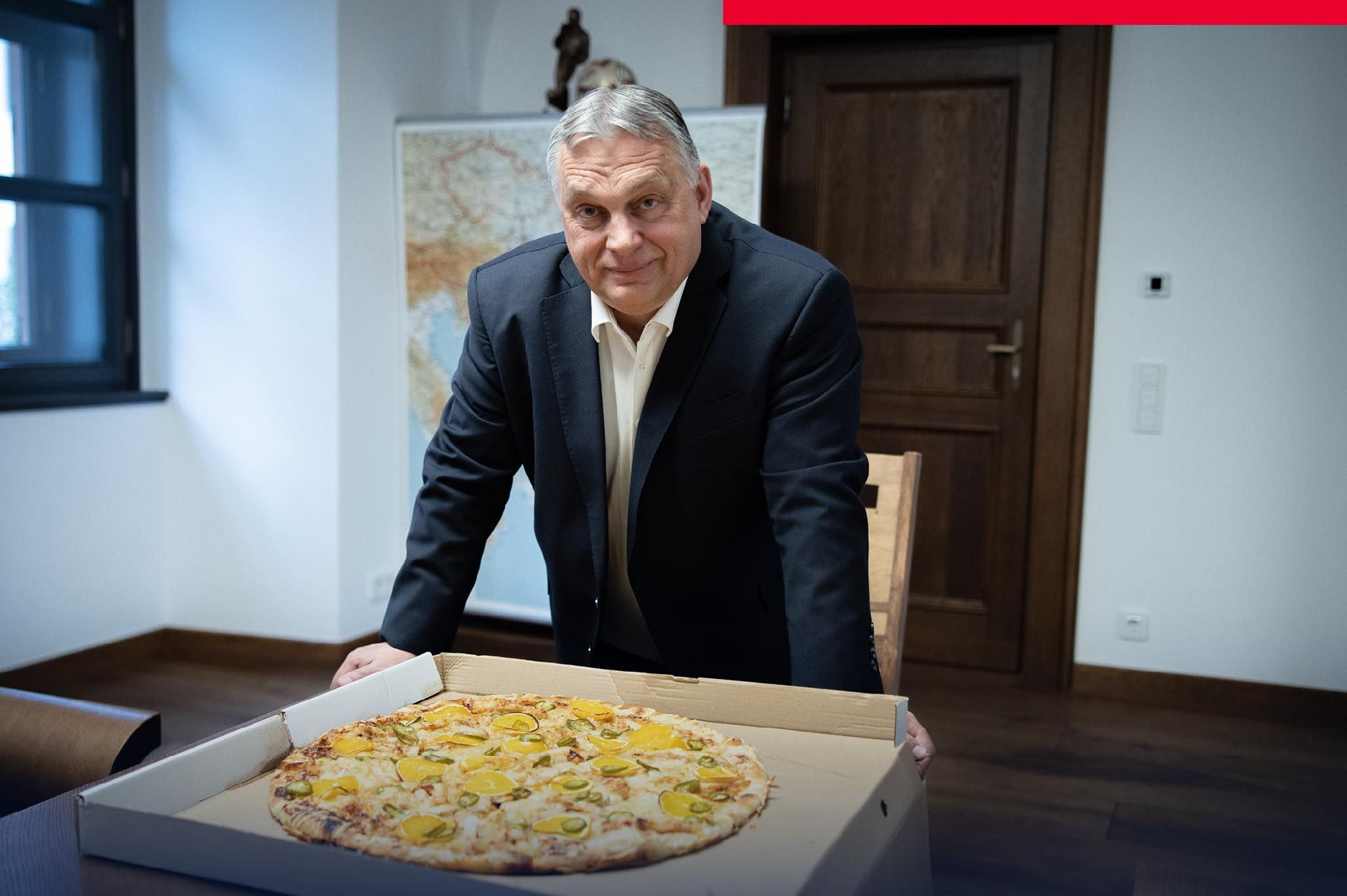 Orbán Viktor az Orbán-pizzával fotózkodott