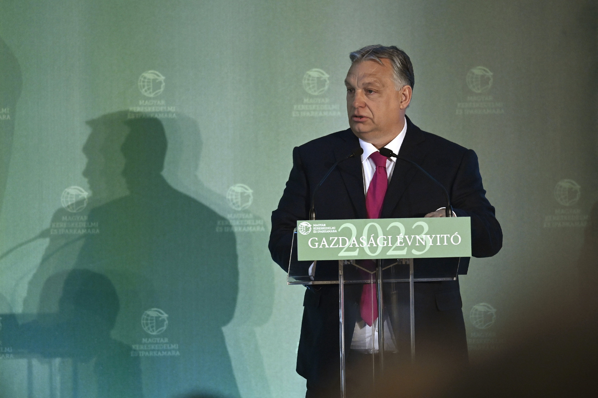 Neue Zürcher Zeitung: Orbán zsákutcába vezeti az országot