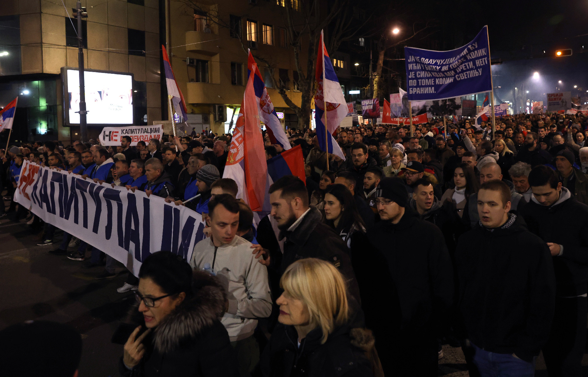 Ezrek tüntettek Belgrádban a Szerbia és Koszovó közötti megállapodás ellen