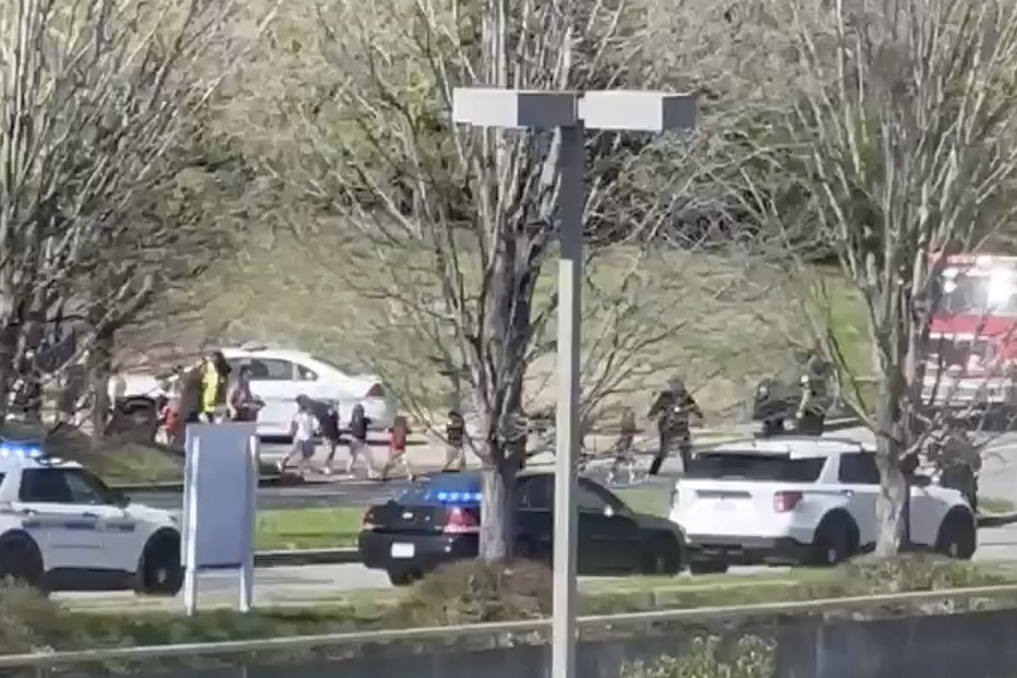 Videón, ahogy a nashville-i lövöldöző megérkezik az iskolához  