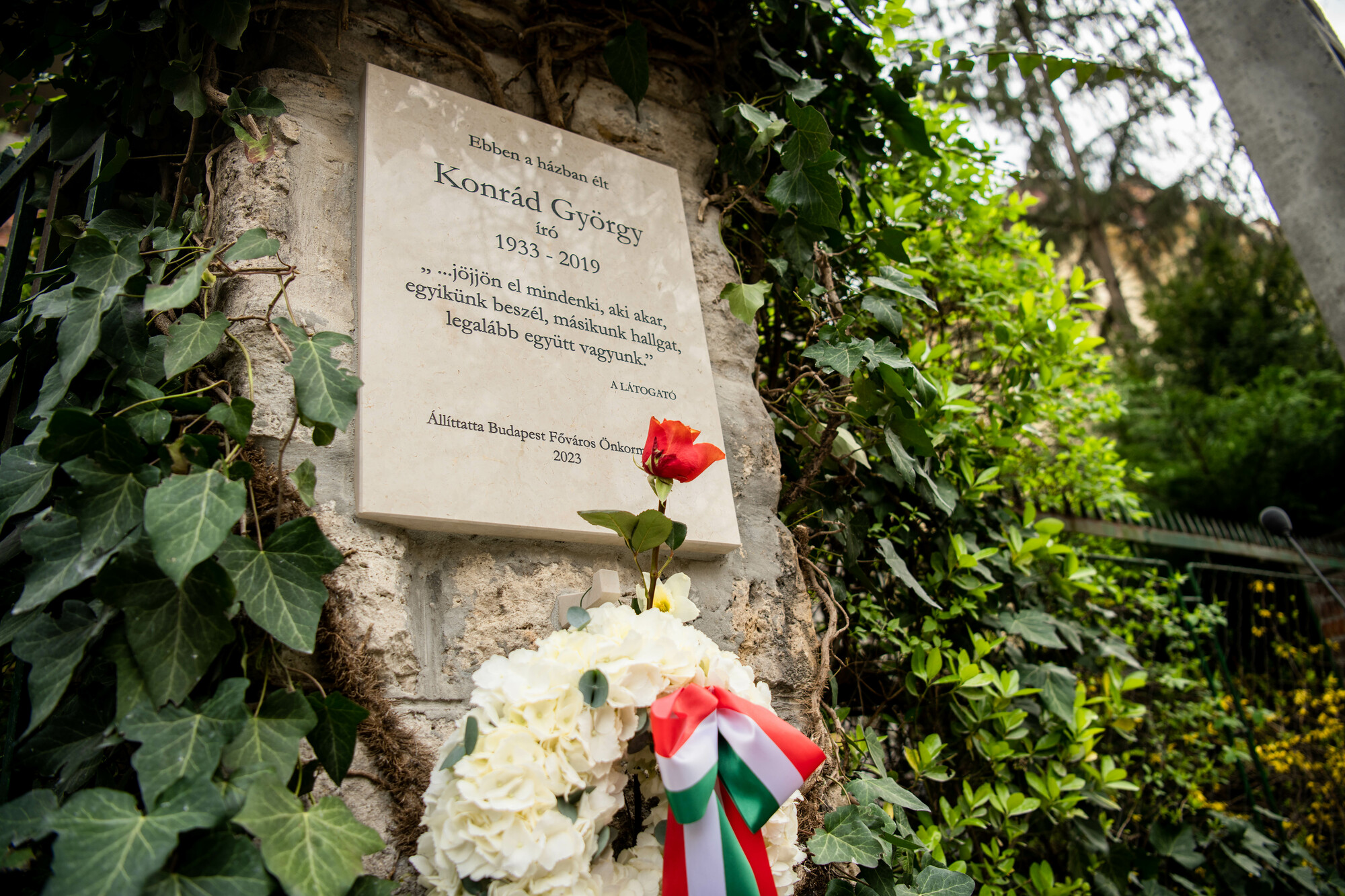 Emléktáblát avatott Konrád György tiszteletére a főváros