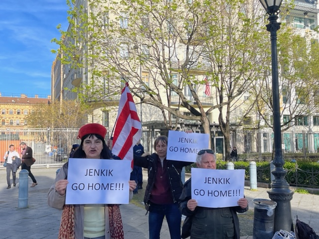 Jenkik go home – minitüntetés zajlott az amerikai nagykövetség előtt