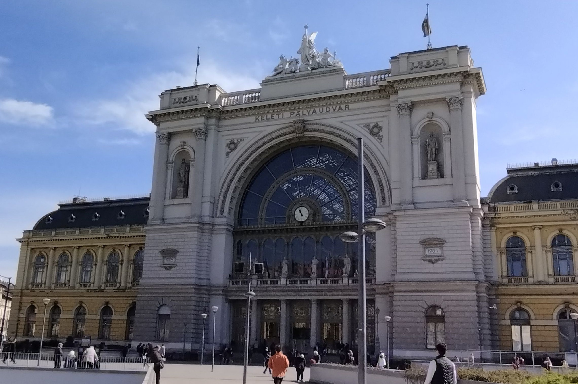 Tömeges késéseket jelentett be a MÁV a Keleti pályaudvarnál, esetenként 20-30 percet is várni kell