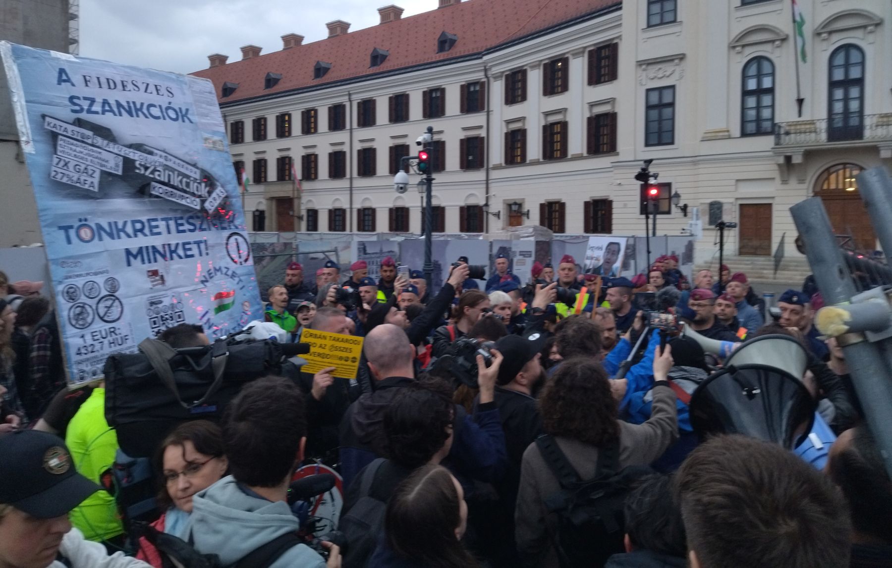 A Karmelitához vonultak a pedagógustüntetés résztvevői, a rendőrök könnygázt is bevetettek