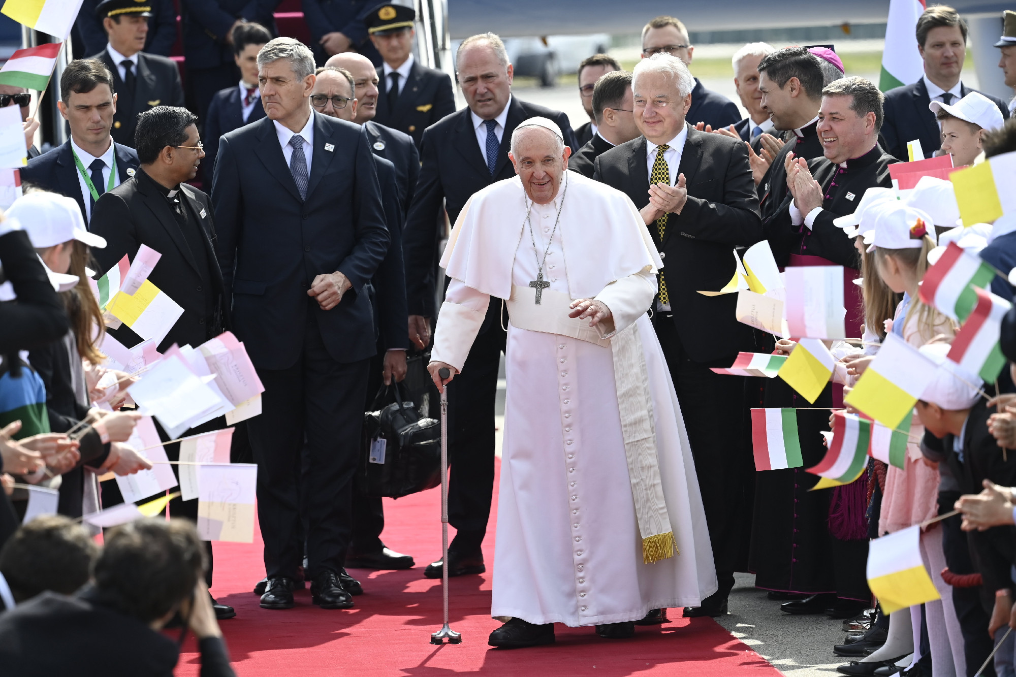 Megérkezett Ferenc pápa Budapestre, Novák Katalin a béke embereként üdvözölte a katolikus egyházfőt 