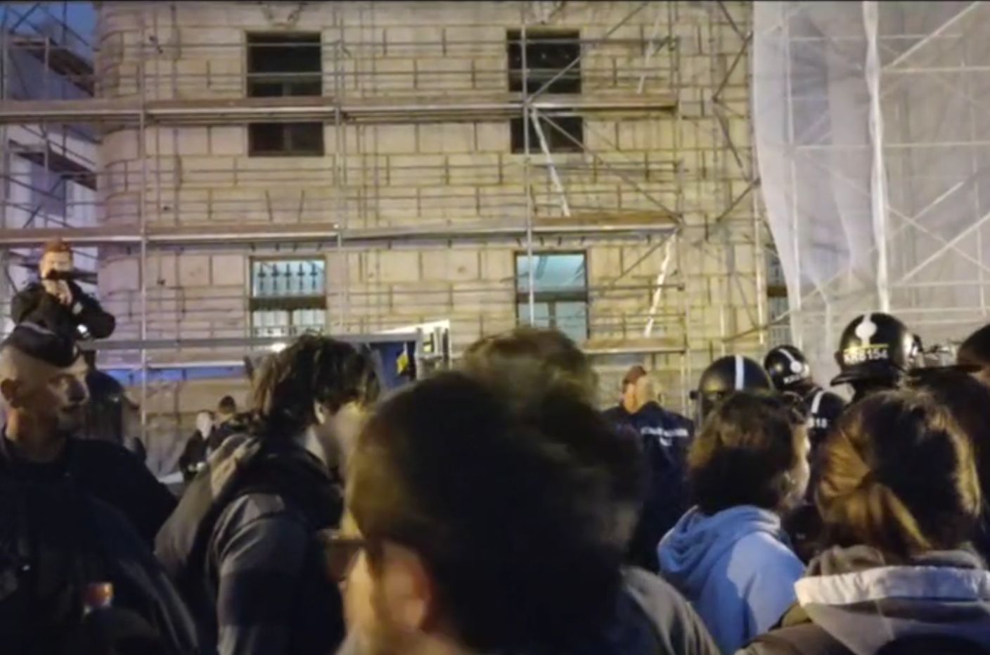 Áttörtek a kordon egy részén a tüntetők Orbán hivatalánál, újra könnygázt vetettek be a rendőrök