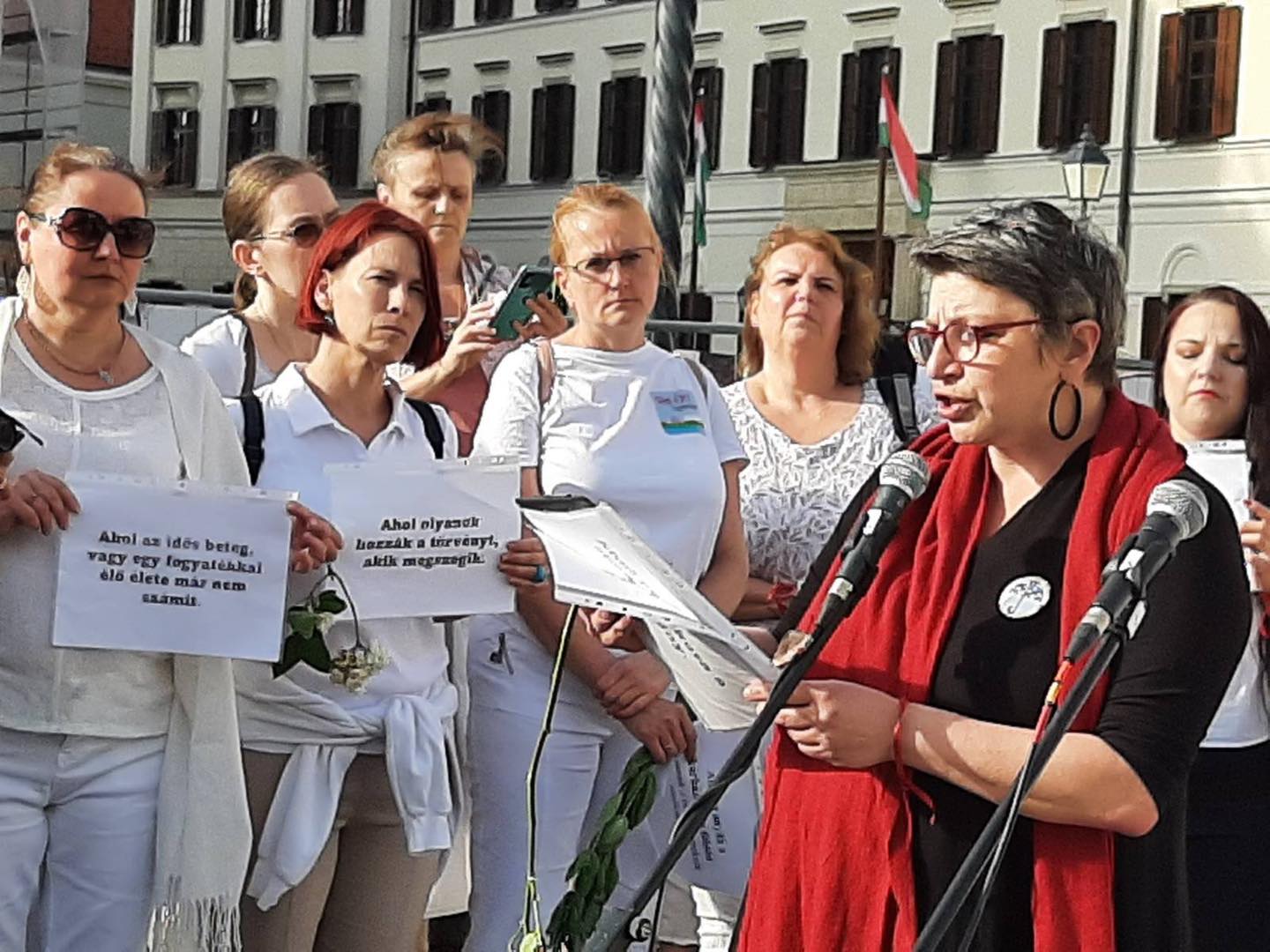 Újabb tüntetés volt a Budai Várban: ezúttal anyák és pedagógusok demonstráltak