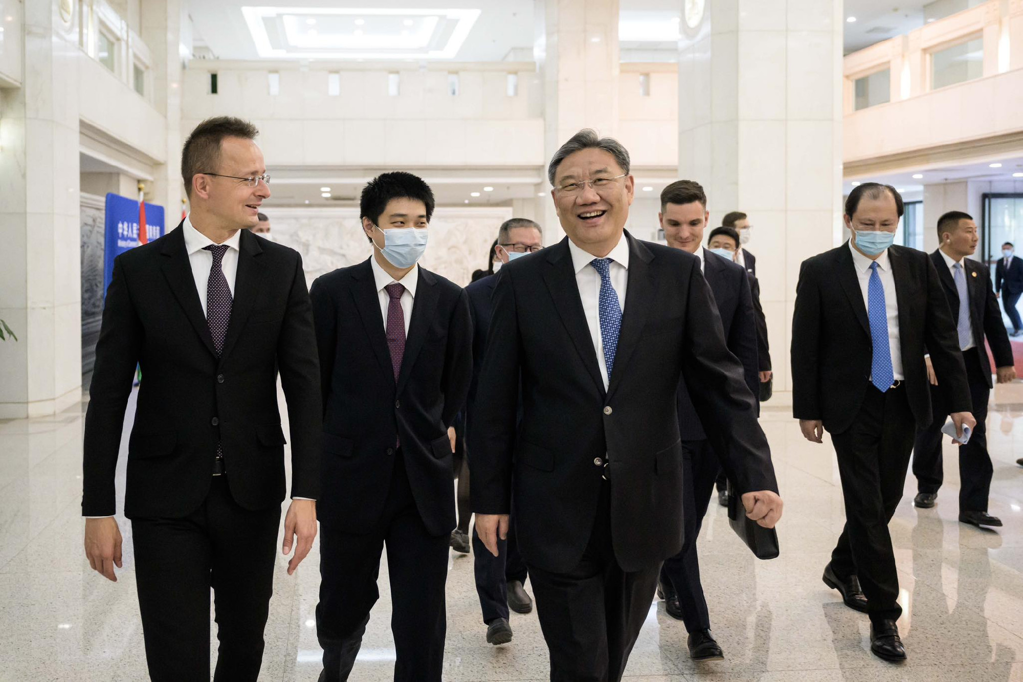 Szijjártó Péter bejelentette: Újabb hárommilliárd eurónyi kínai autóipari beruházás jön Magyarországra