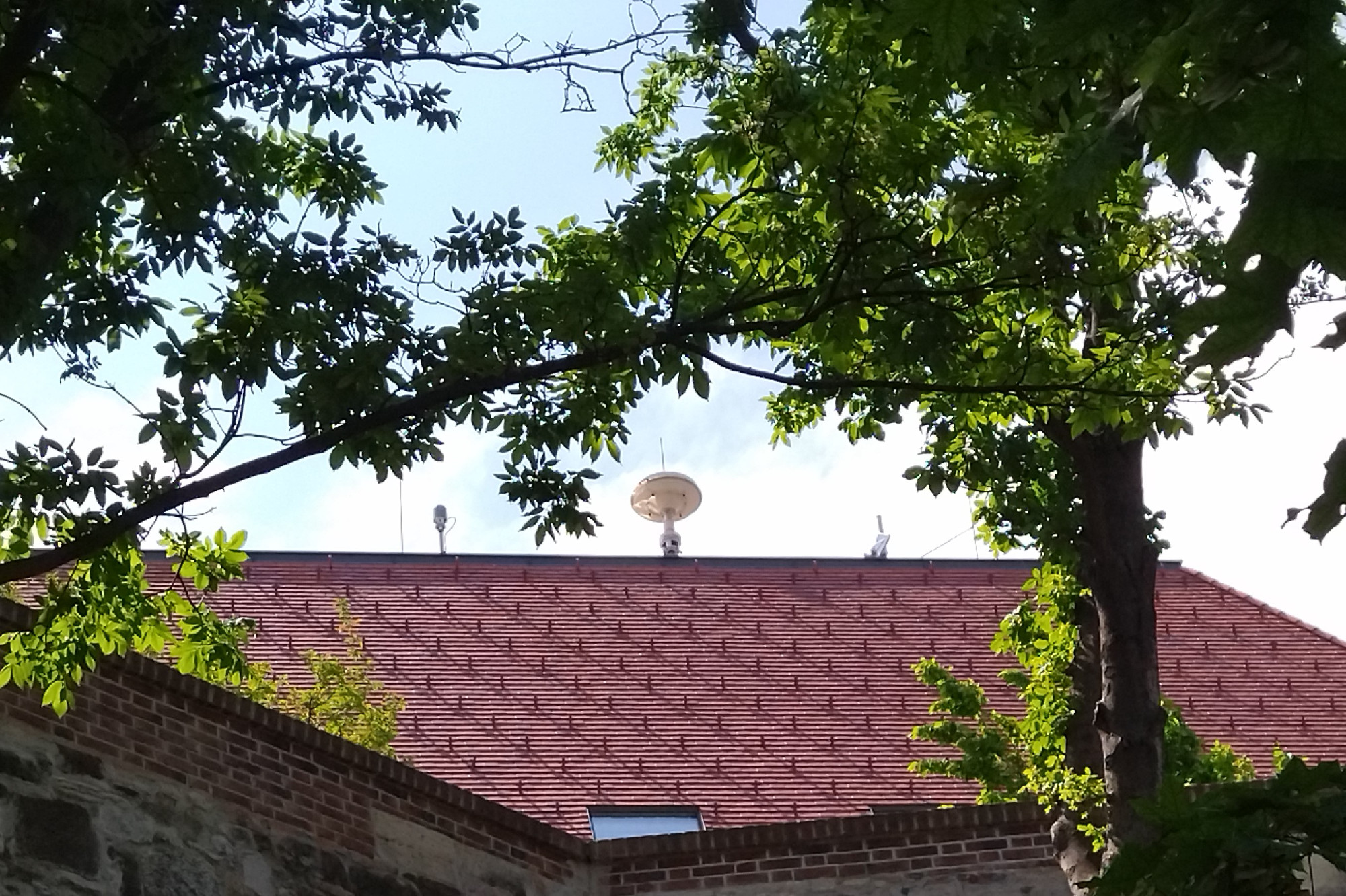 Rejtélyes antennák őrzik Orbán hivatalát