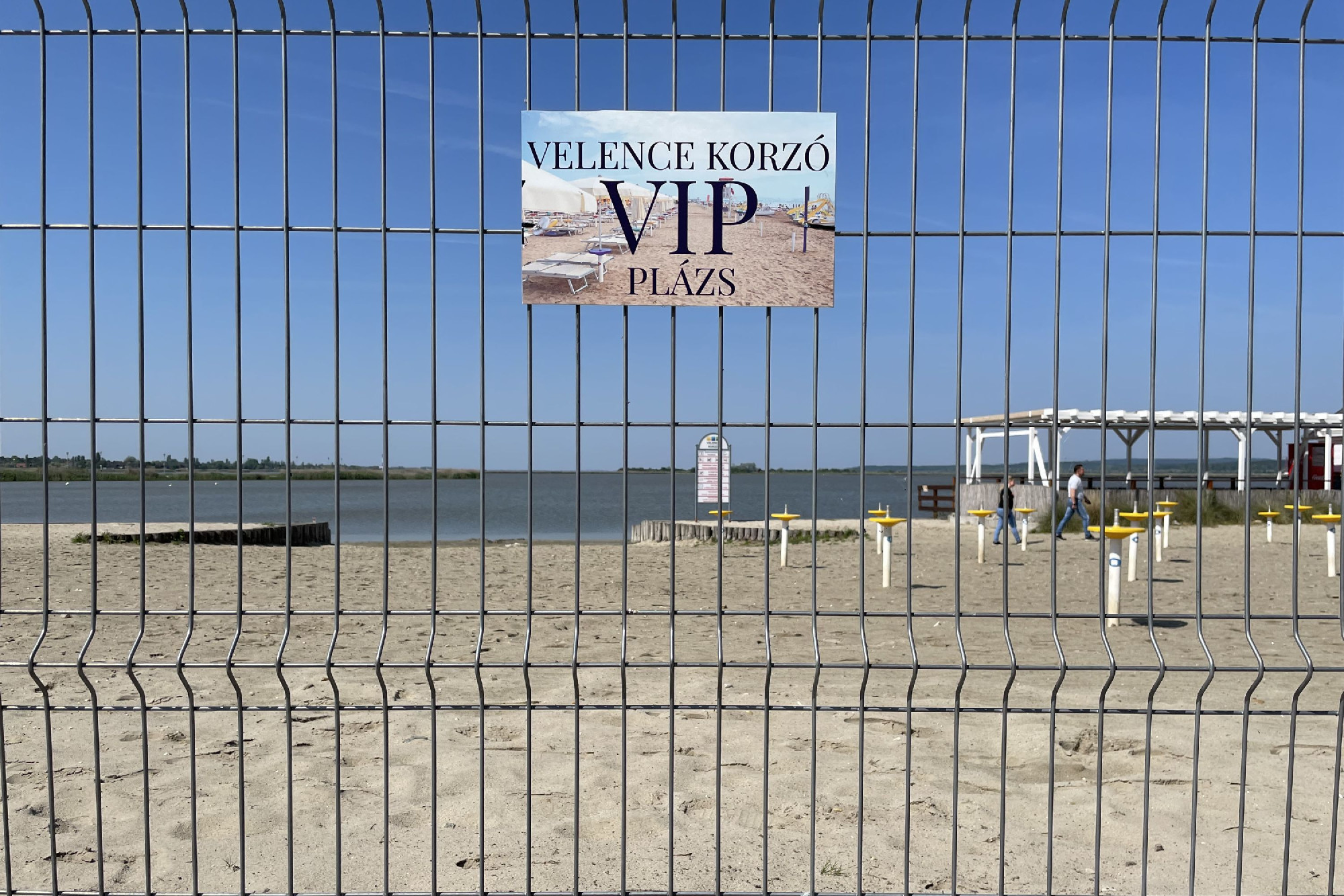 Kerítés zárja le a Velencei-tó népszerű strandját