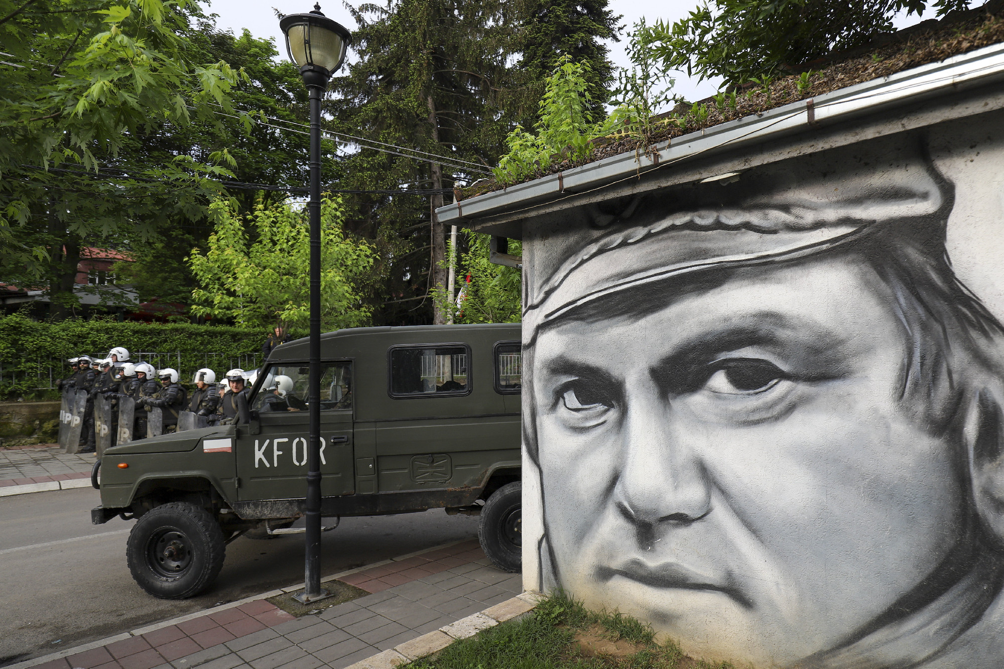 A KFOR is felvonult Koszovóban, ahol újrakezdődtek a zavargások