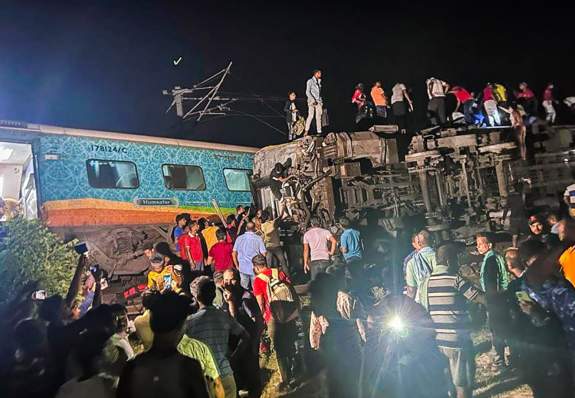Már közel 300 áldozata van India egyik legsúlyosabb vonatszerencsétlenségének 