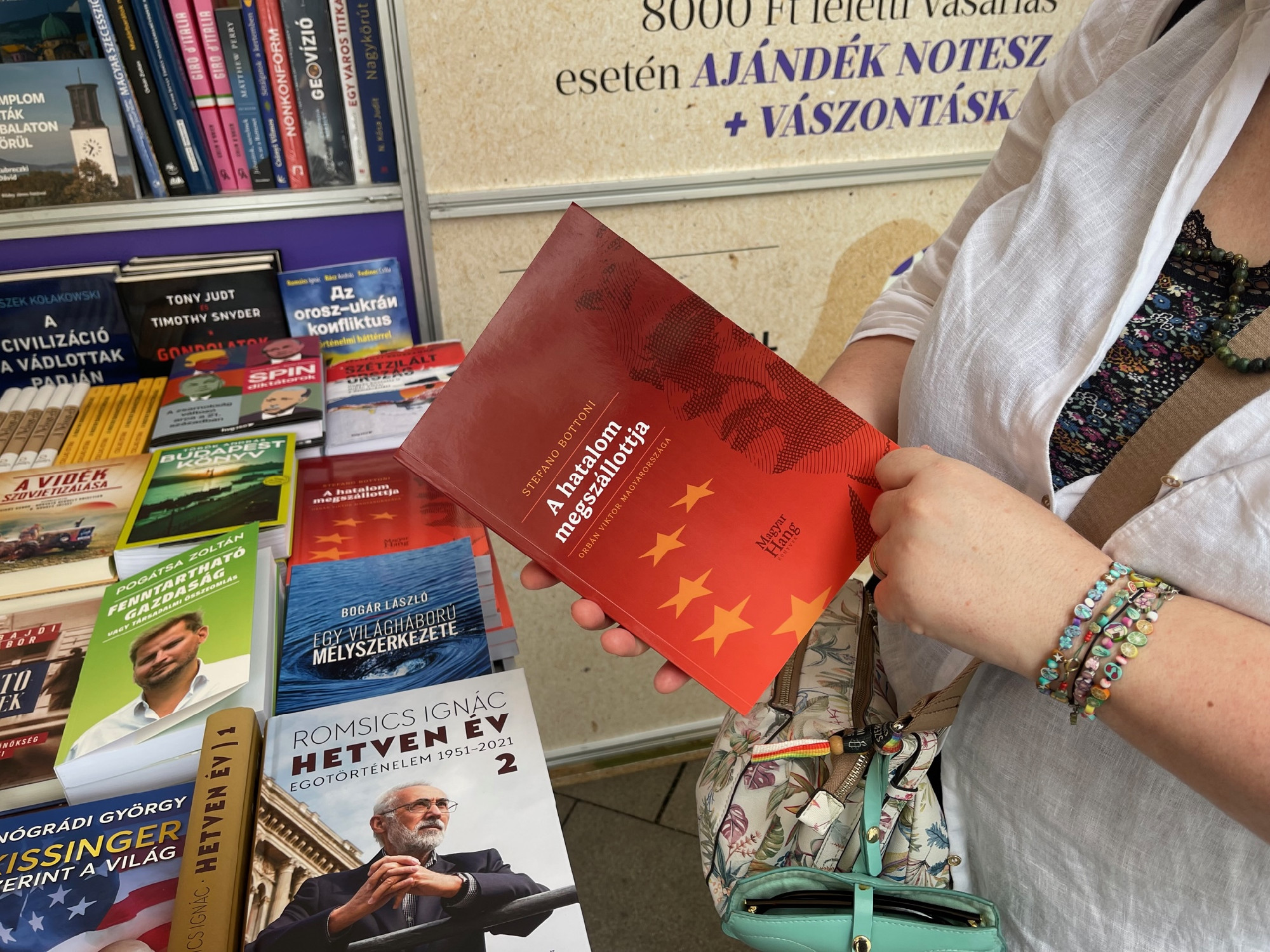 Elkezdődött a Könyvhét, pénteken dedikálja Orbán-könyvét Stefano Bottoni