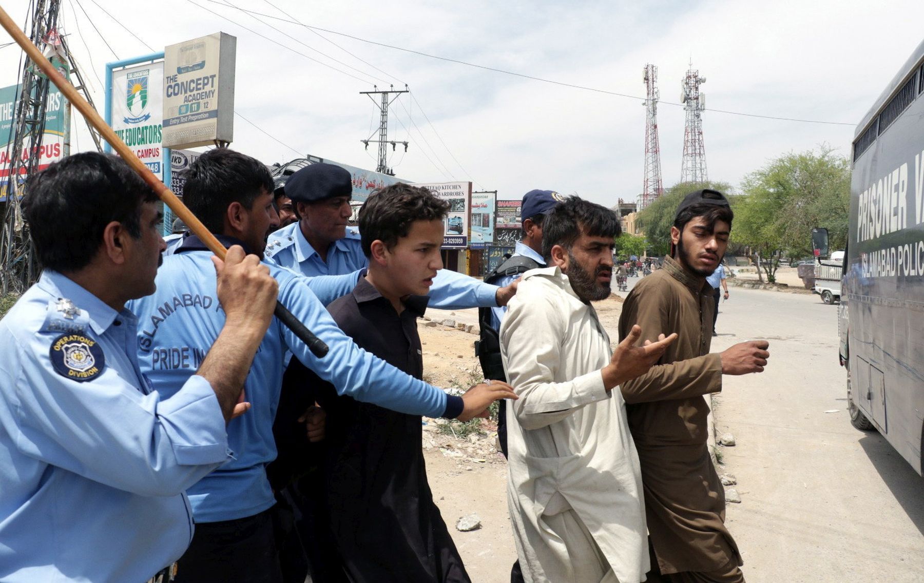 A tüntetők mellé álló katonák megfélemlítése zajlik Pakisztánban