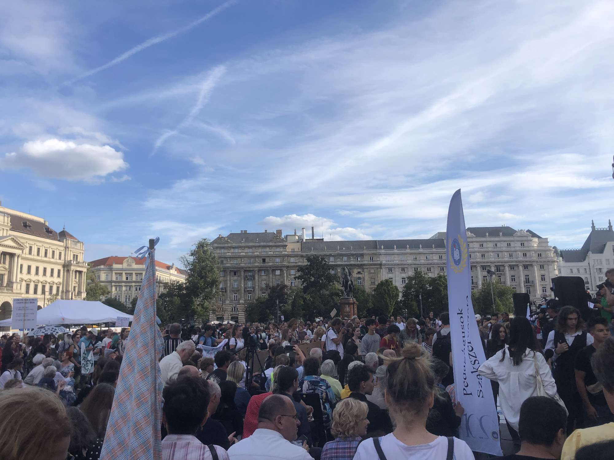 A Kossuth téren nyitották meg a tanévet a tiltakozó diákok és tanárok – fotók