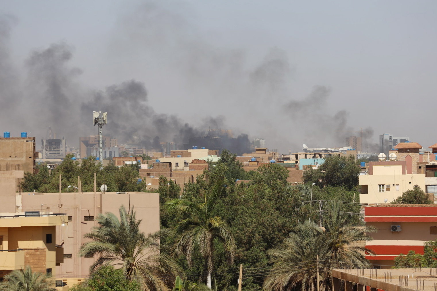 Kiújultak a harcok Szudánban, lángokban áll a főváros 