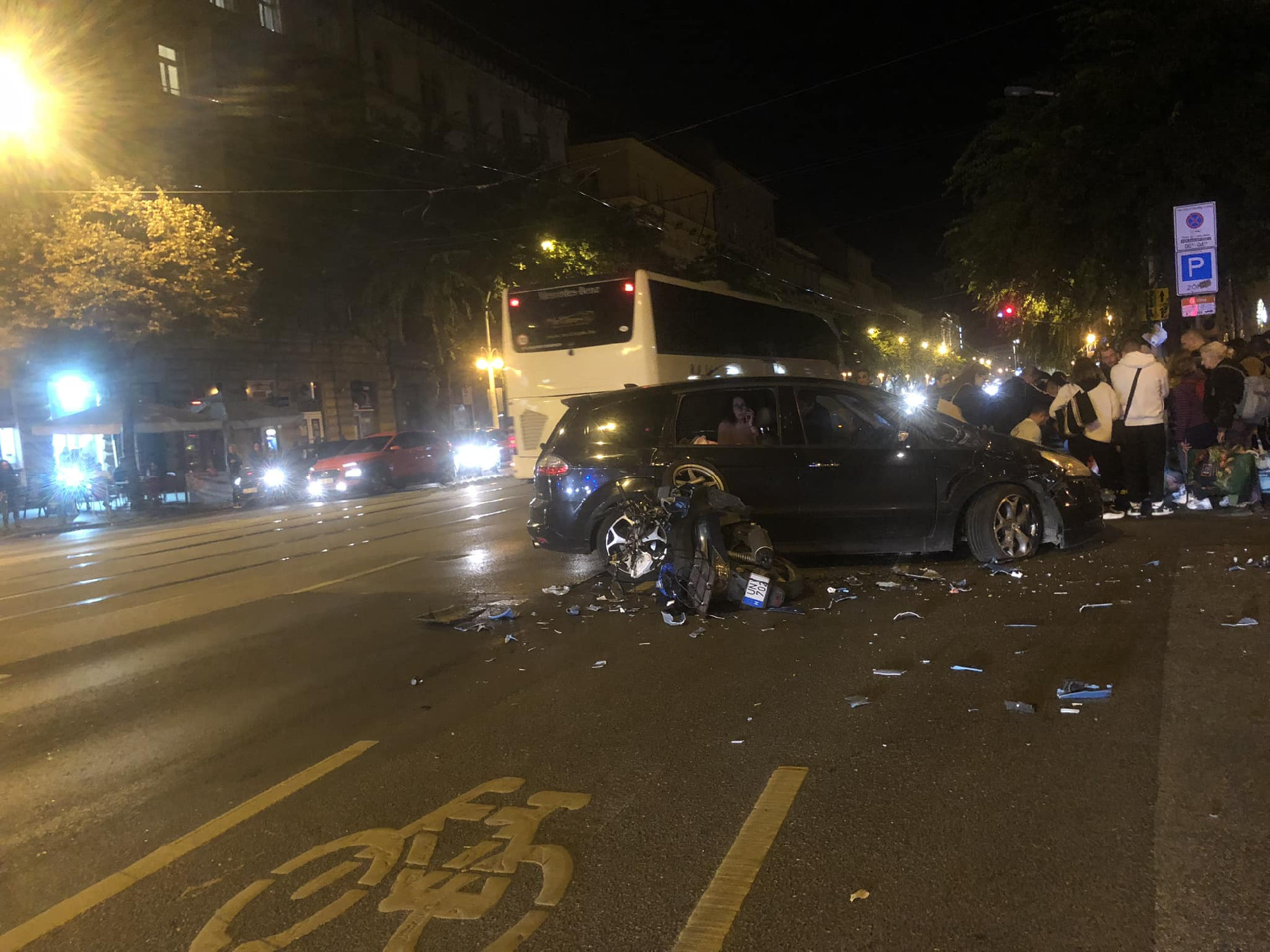 Baleset a Rákóczi térnél: kanyarodó autó ütközött motoros futárral