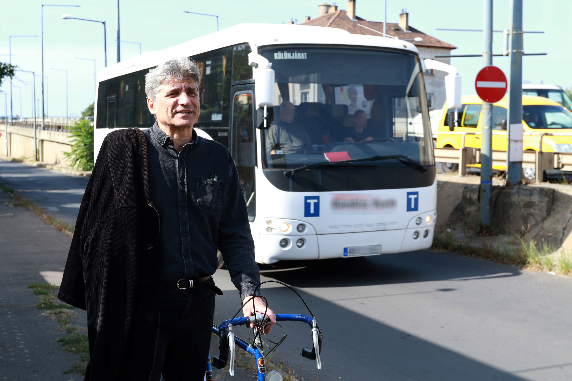 Magyar abszurd: tanárból buszsofőr
