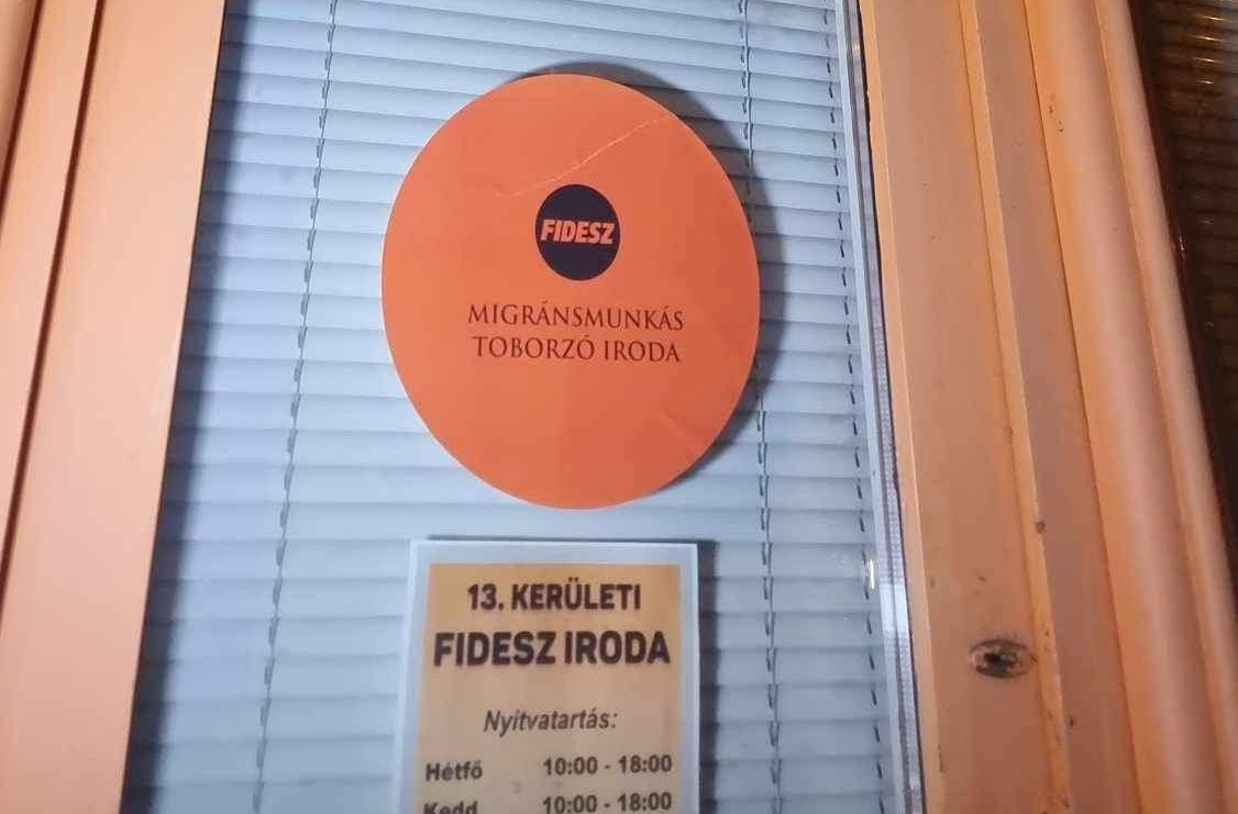 „Migránsmunkás Toborzó Iroda”-feliratok jelentek meg a Fidesz-irodákon