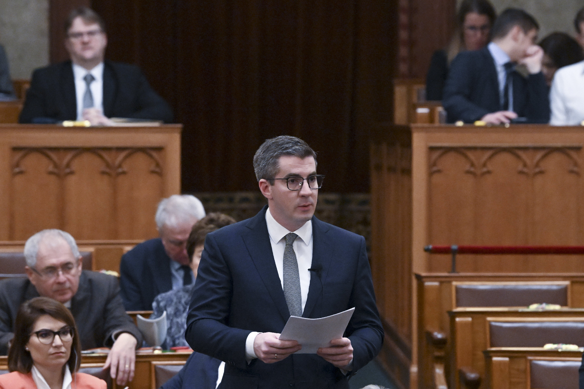 Parlamenti munka 2023-ban: Kocsis Máté bohócorrot mutatott Szabó Tímeának