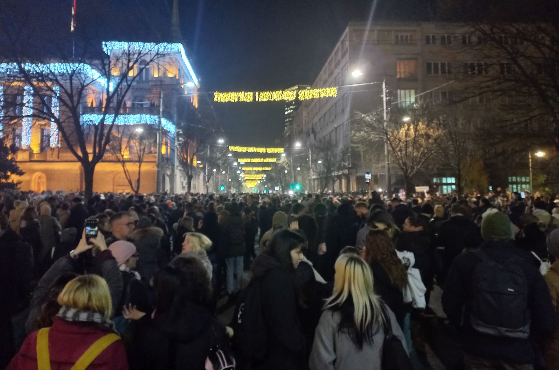 Ezrek vonultak utcára Belgrádban, ellenzéki vezetők pedig éhségsztrájkba kezdtek