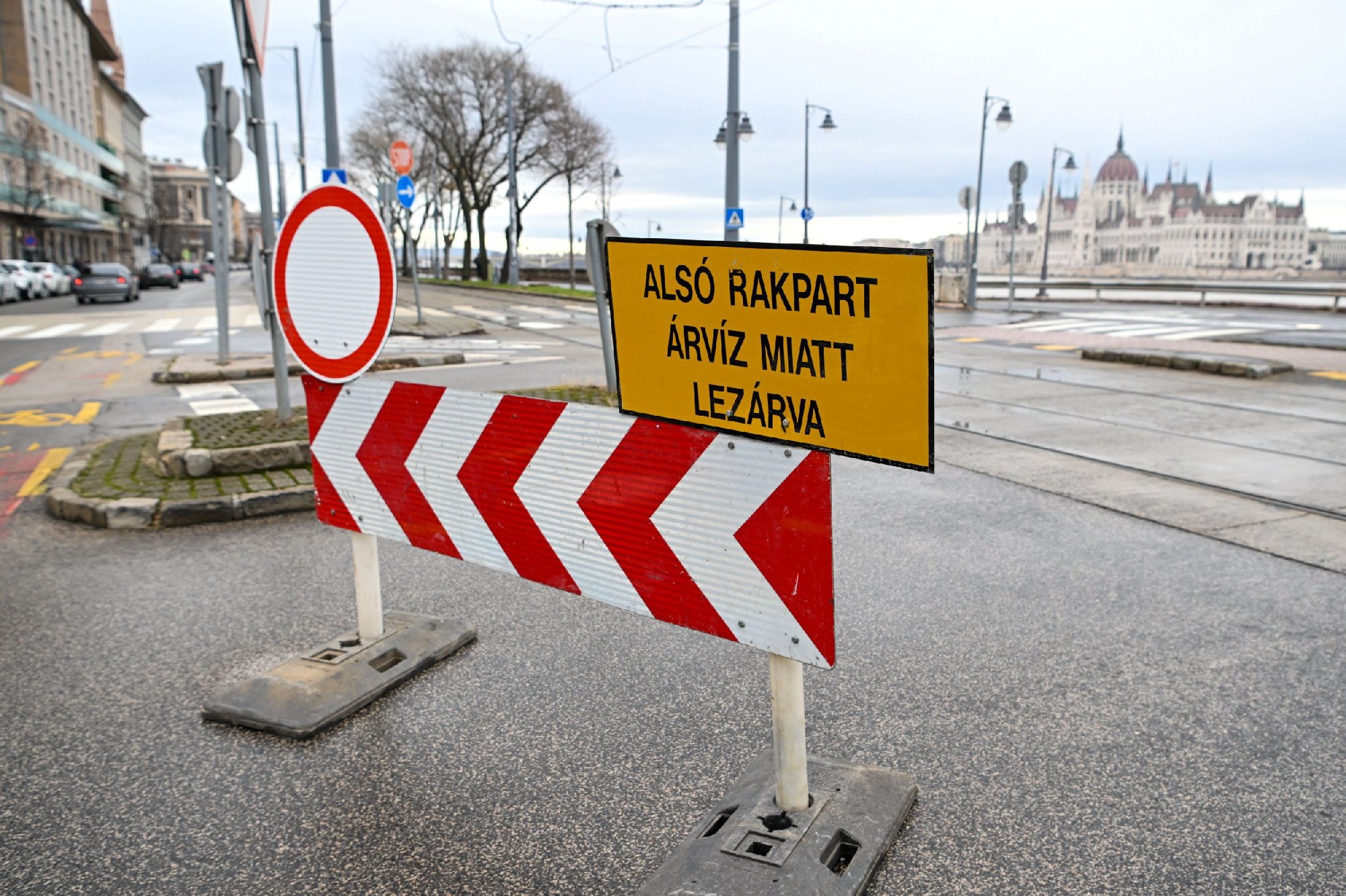Megkezdték az alsó rakpartokon hagyott járművek elszállítását Budapesten