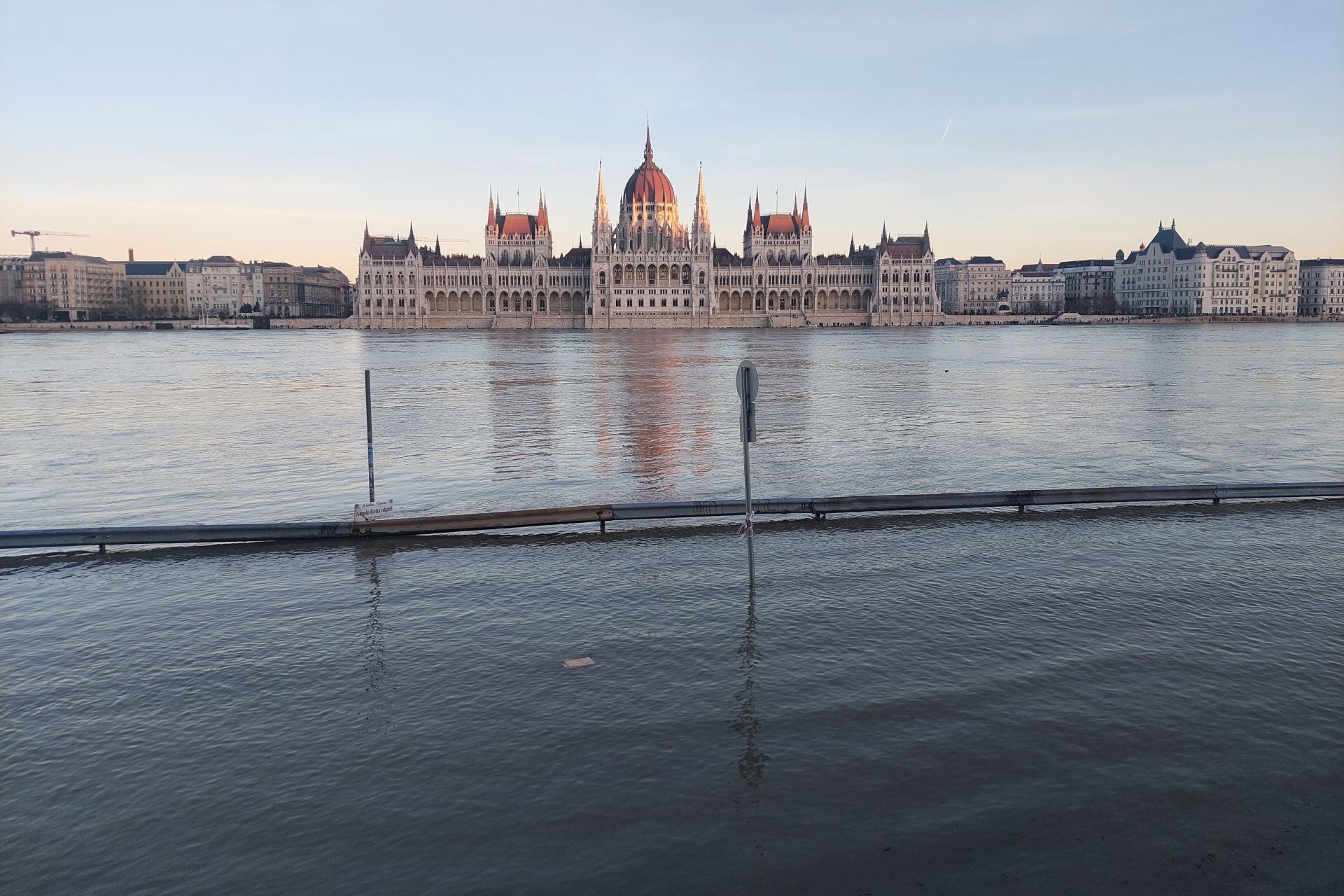 Közel a hétméteres vízállás, a nap folyamán tetőzhet a Duna Budapestnél