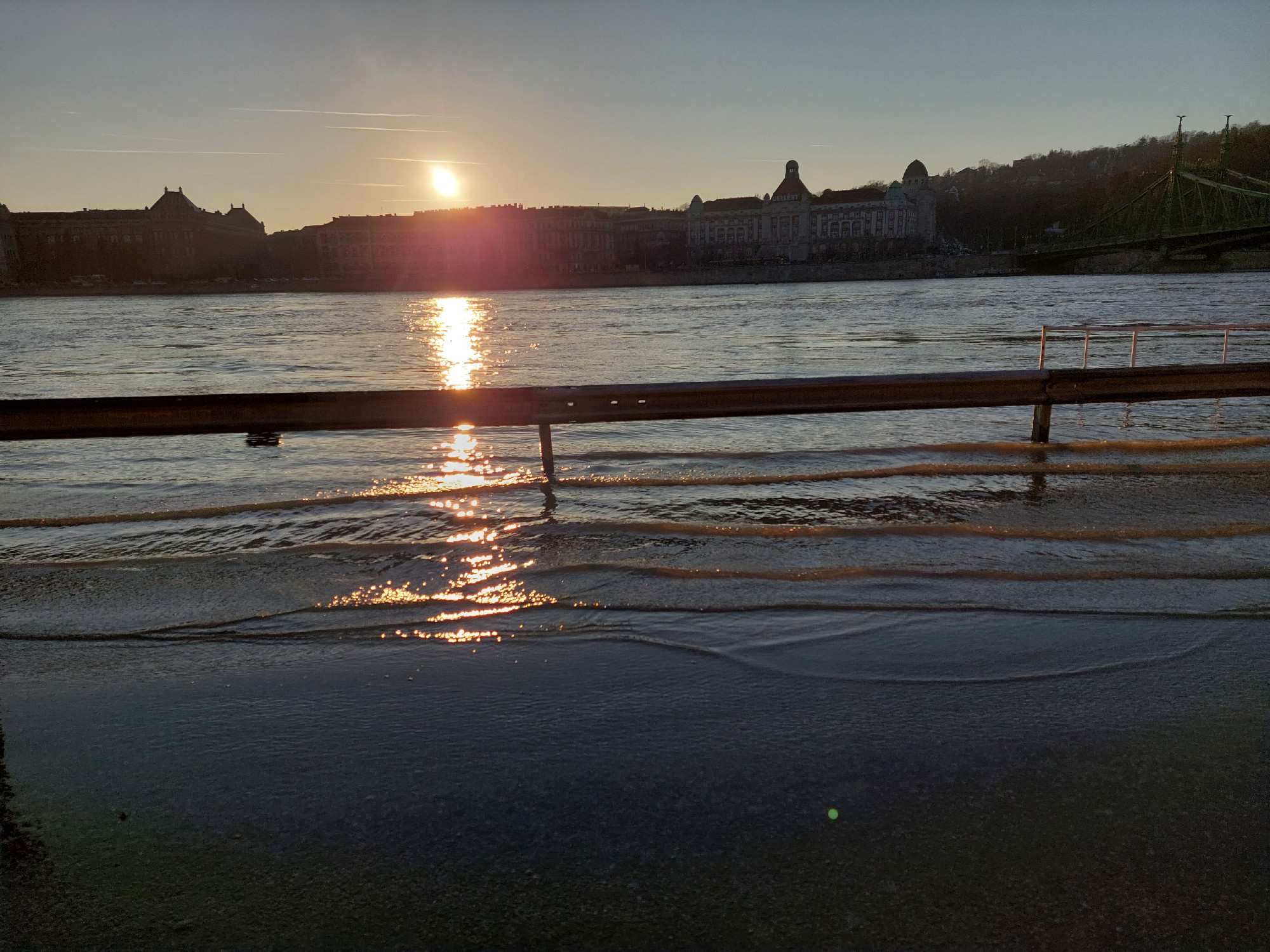 Dunai árhullám érkezik: az alsó rakpart szintjét is megközelítheti Budapesten