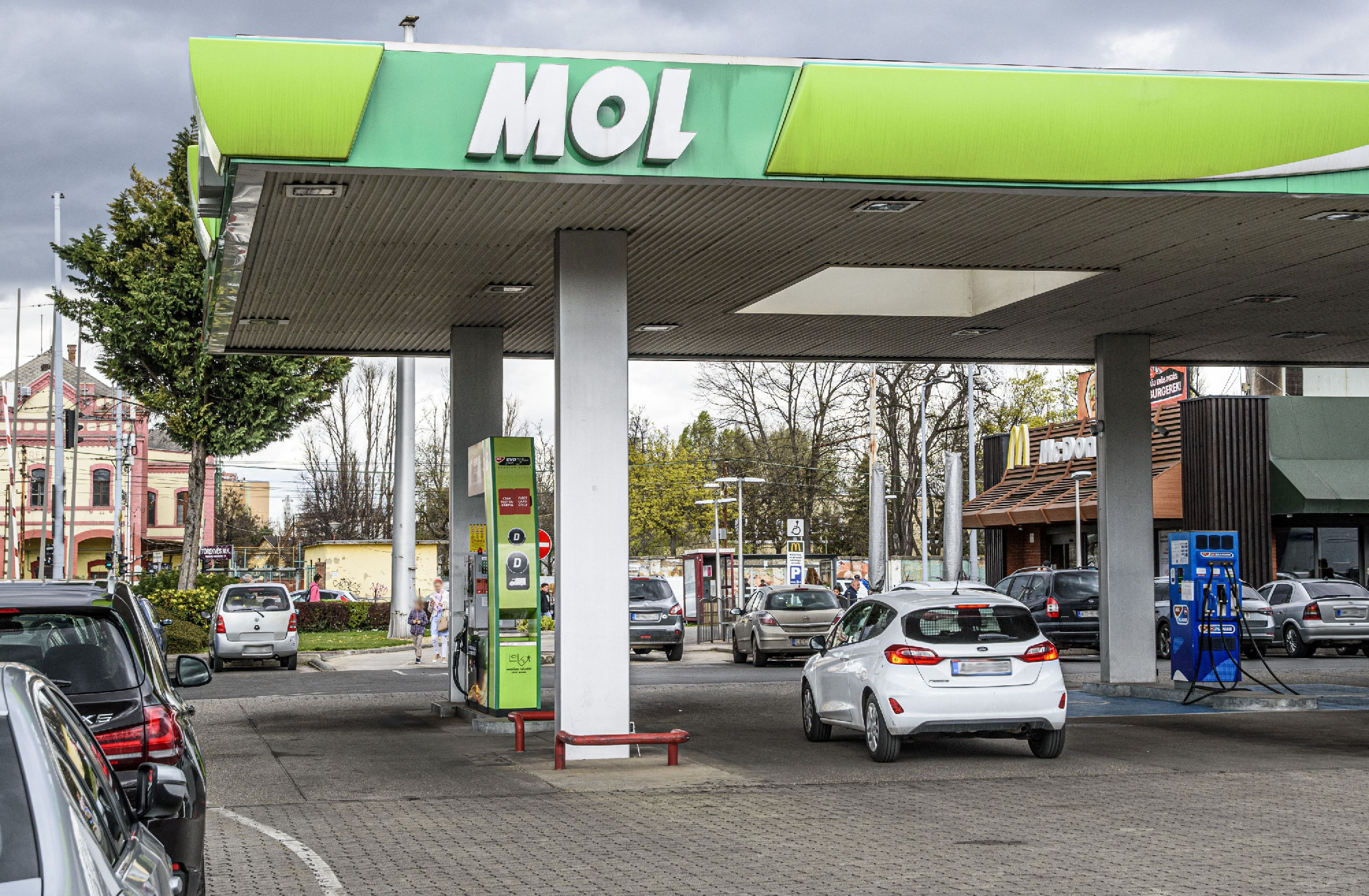 Váratlanul tíz forinttal csökkentette az üzemanyagok árát a Mol
