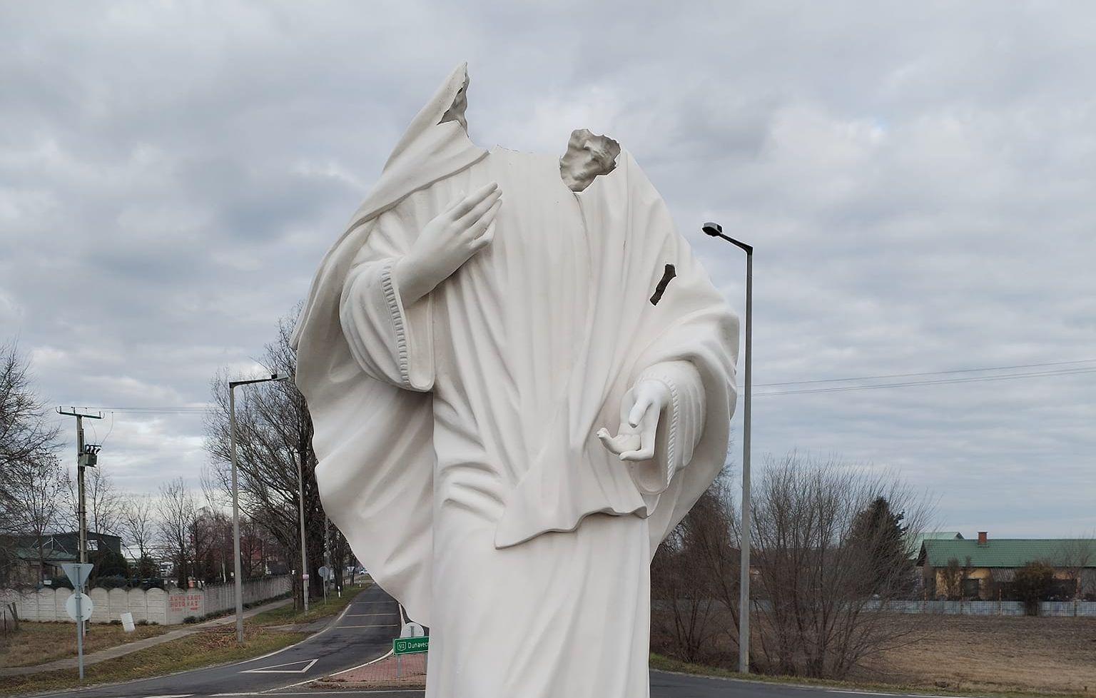 Szétverték a dunavecsei Mária-szobor fejét