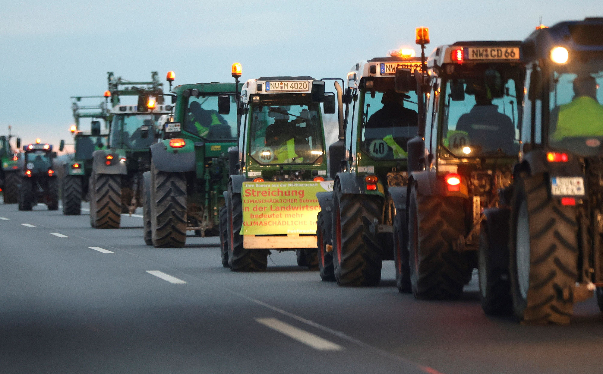 Gazdák tömegei tüntetnek több ezer mezőgazdasági géppel Németországban