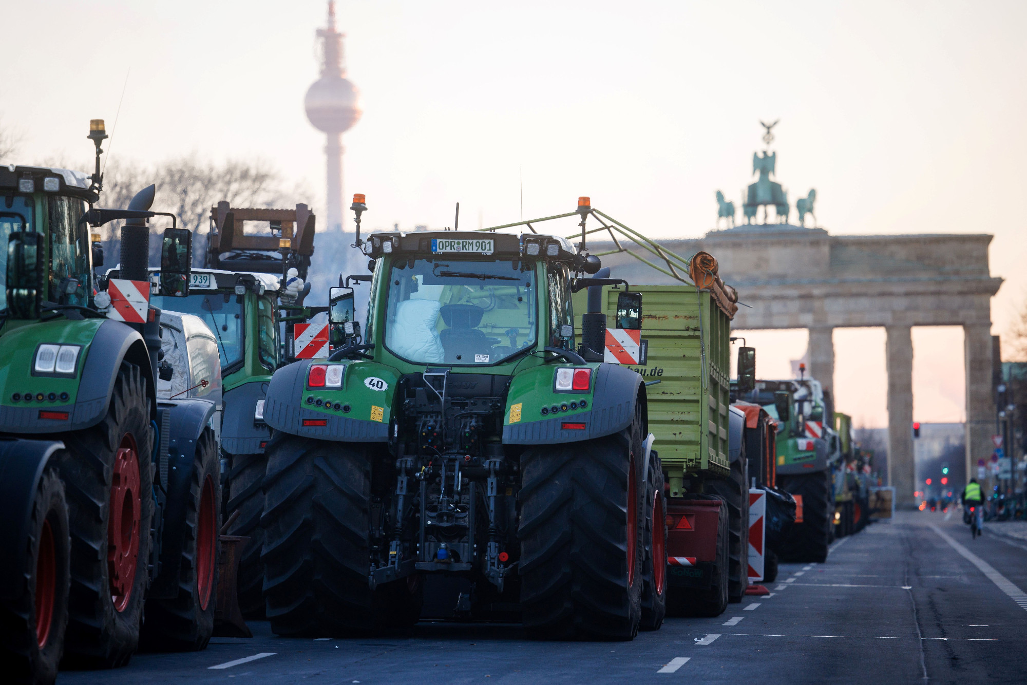 Dühös gazdák, traktorokkal – Berlinben továbbra sincs megegyezés 