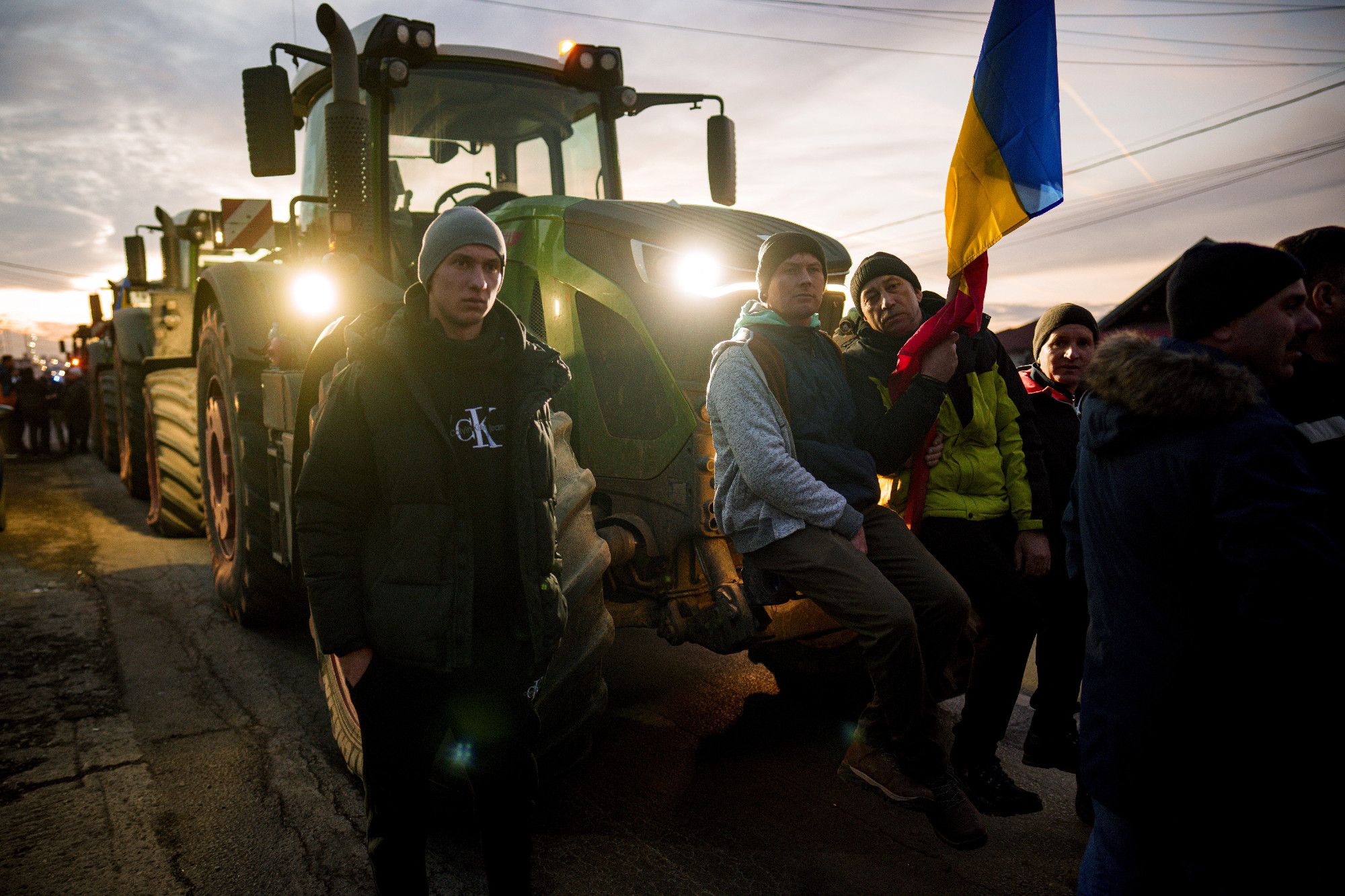 Tiltakozó gazdák zárták le traktorokkal az egyik román-magyar határátkelőt