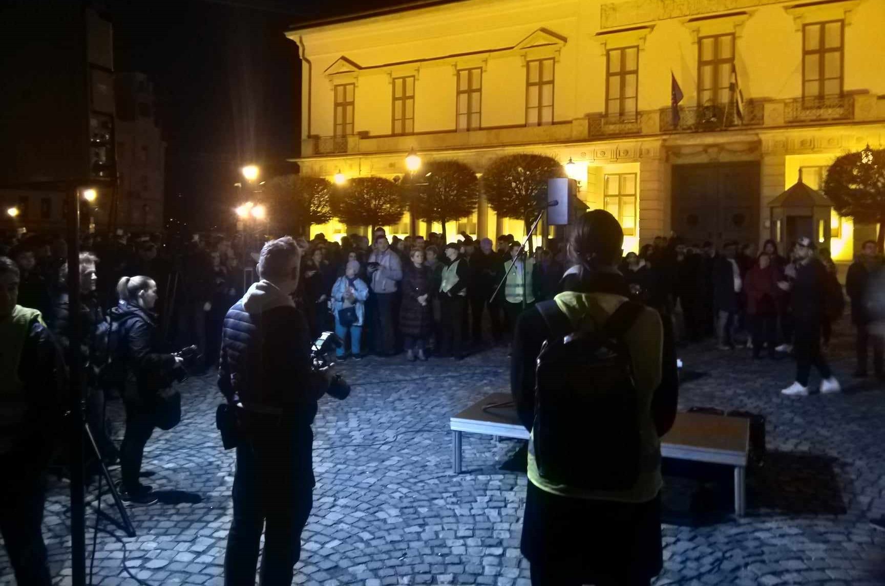 A Sándor-palotánál Novák Katalin lemondása ellenére is tüntettek