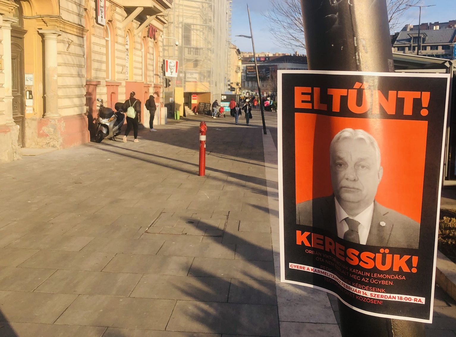 Az eltűnt Orbán Viktort keresi a Momentum