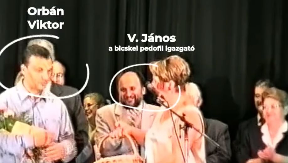 Videón, ahogy Orbán Viktor és a bicskei pedofil igazgató egy színpadon szerepelnek